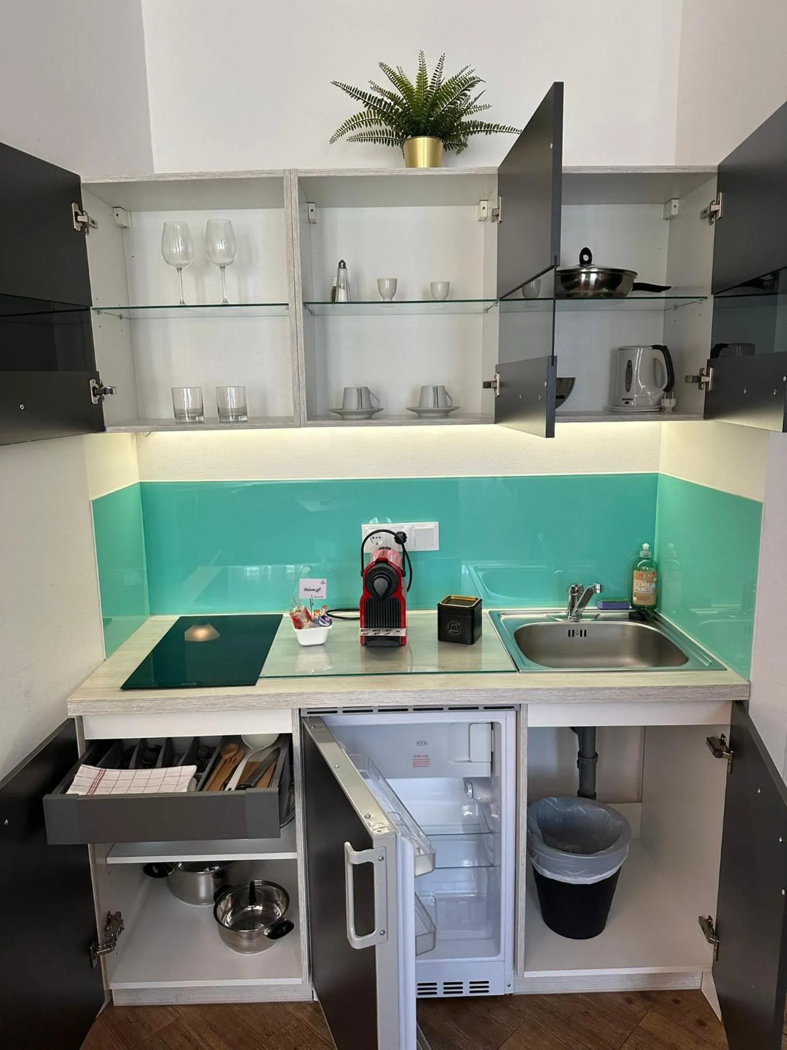 Coffee/tea facilities in Versava Apartments