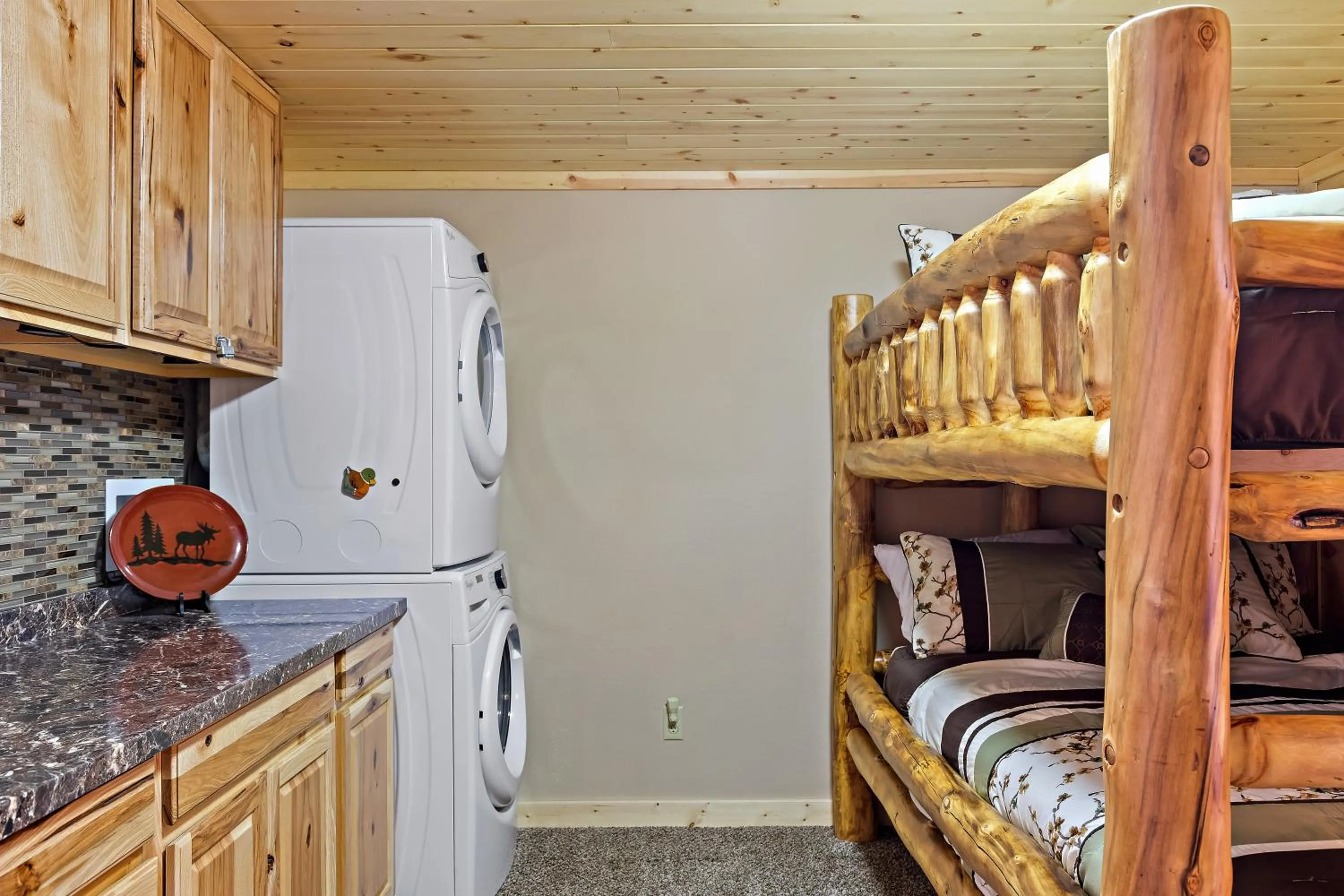 Bed in Huckleberry Hollow by KABINO Hot Tub FirePit PS2 Satellite Grill WiFi Golf Course