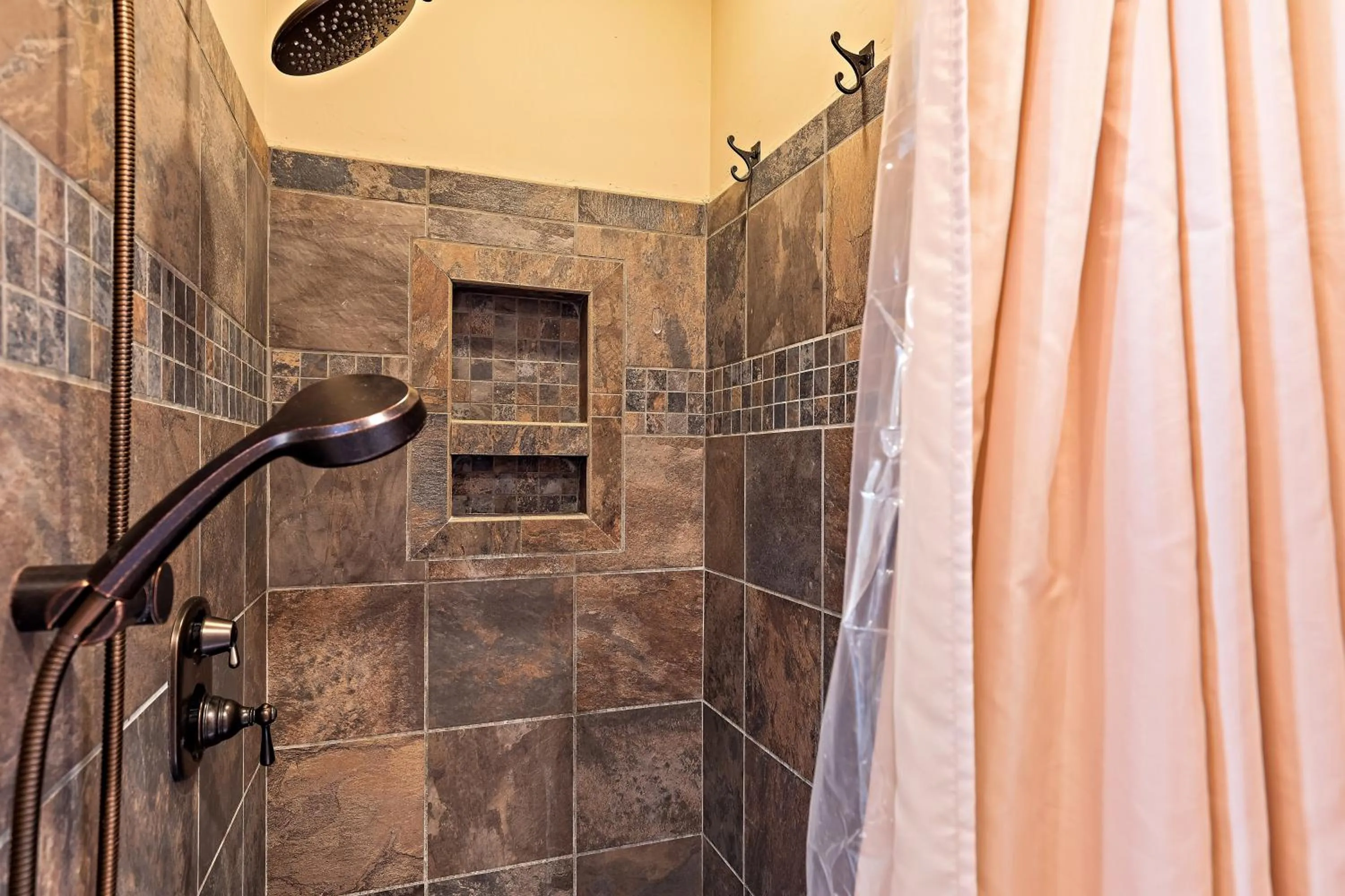 Huckleberry Hollow by KABINO Hot Tub FirePit PS2 Satellite Grill WiFi Golf Course