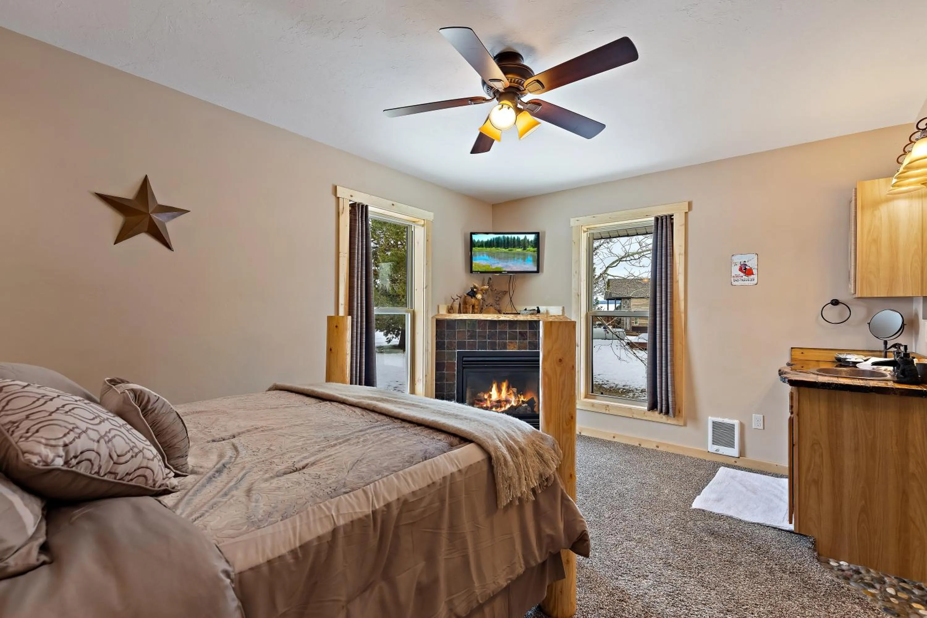 Huckleberry Hollow by KABINO Hot Tub FirePit PS2 Satellite Grill WiFi Golf Course