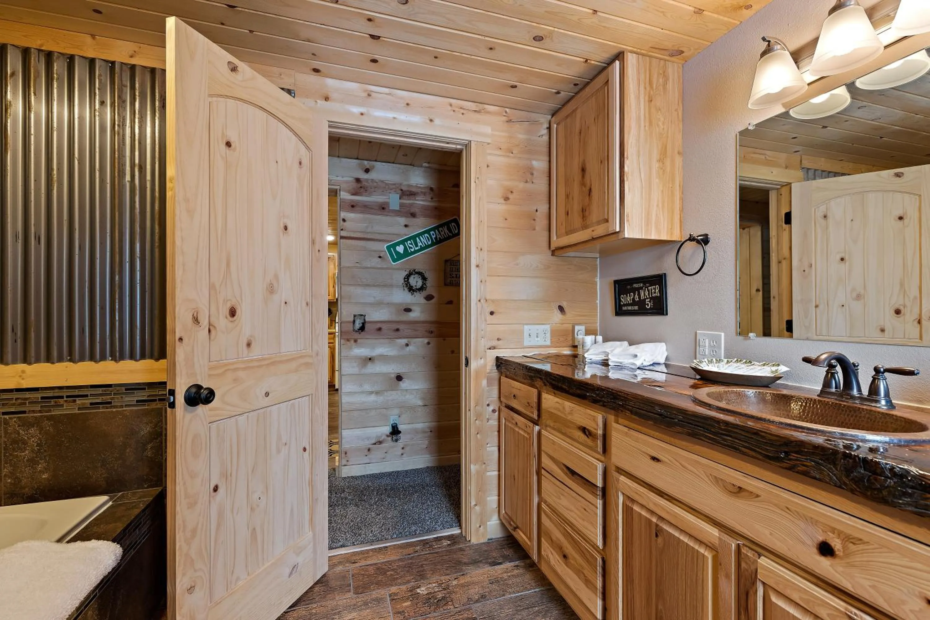 Huckleberry Hollow by KABINO Hot Tub FirePit PS2 Satellite Grill WiFi Golf Course