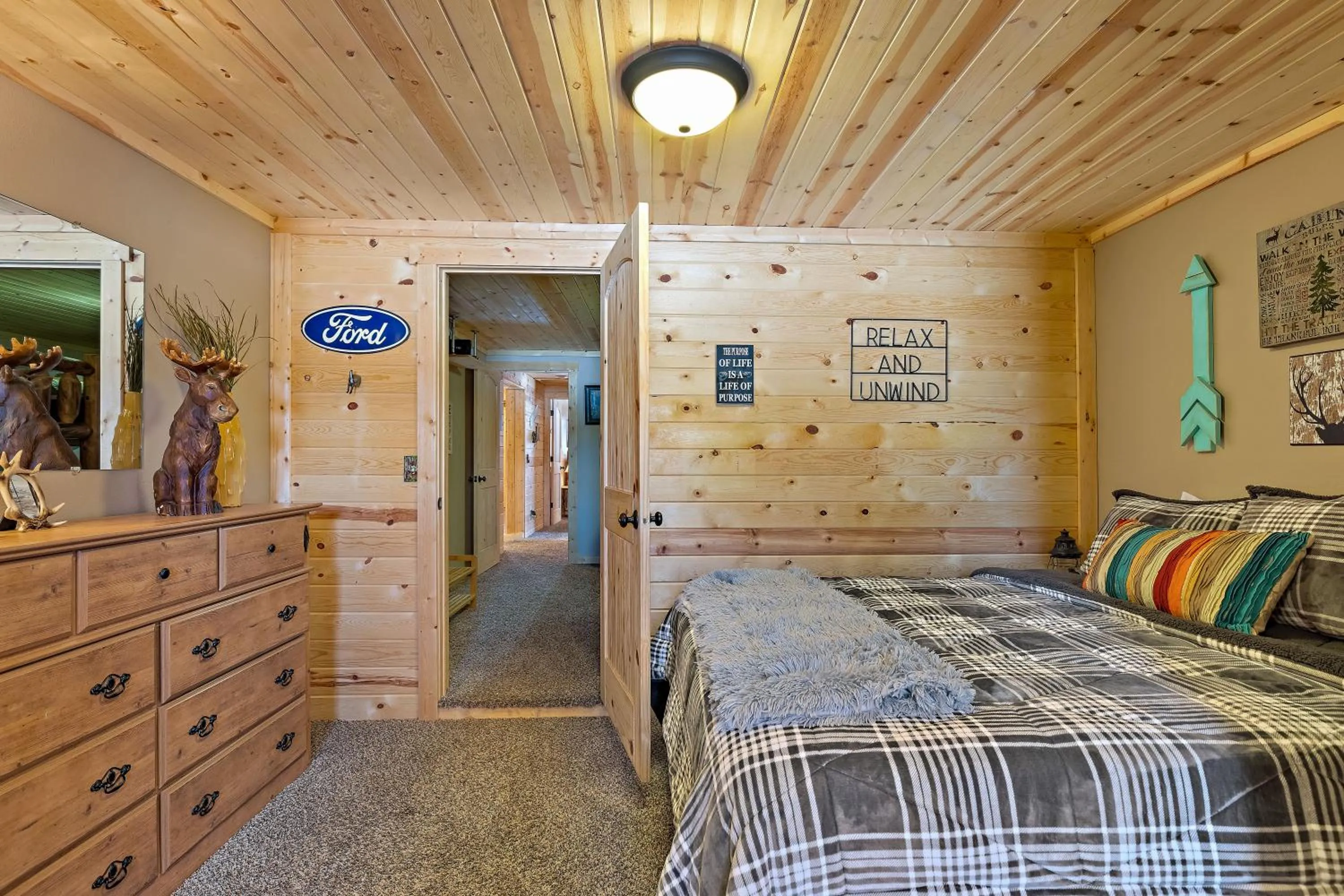 Bed in Huckleberry Hollow by KABINO Hot Tub FirePit PS2 Satellite Grill WiFi Golf Course