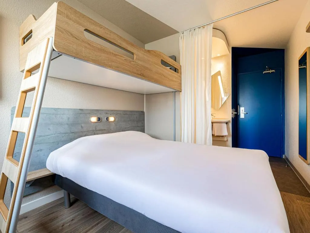 Shower, Bed in ibis budget Paris Porte d'Italie Ouest