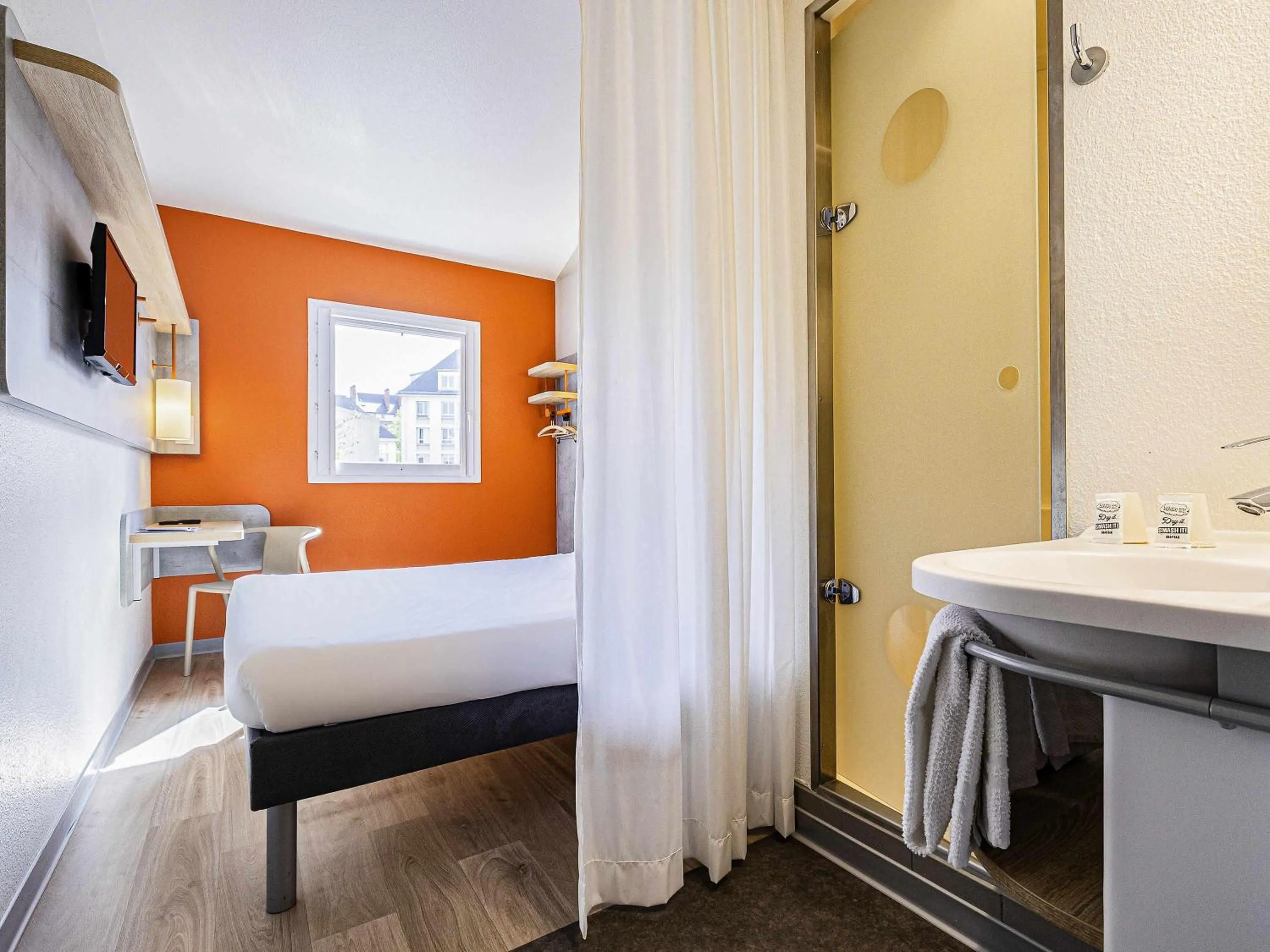 Bedroom, Bed in ibis budget Paris Porte d'Italie Ouest