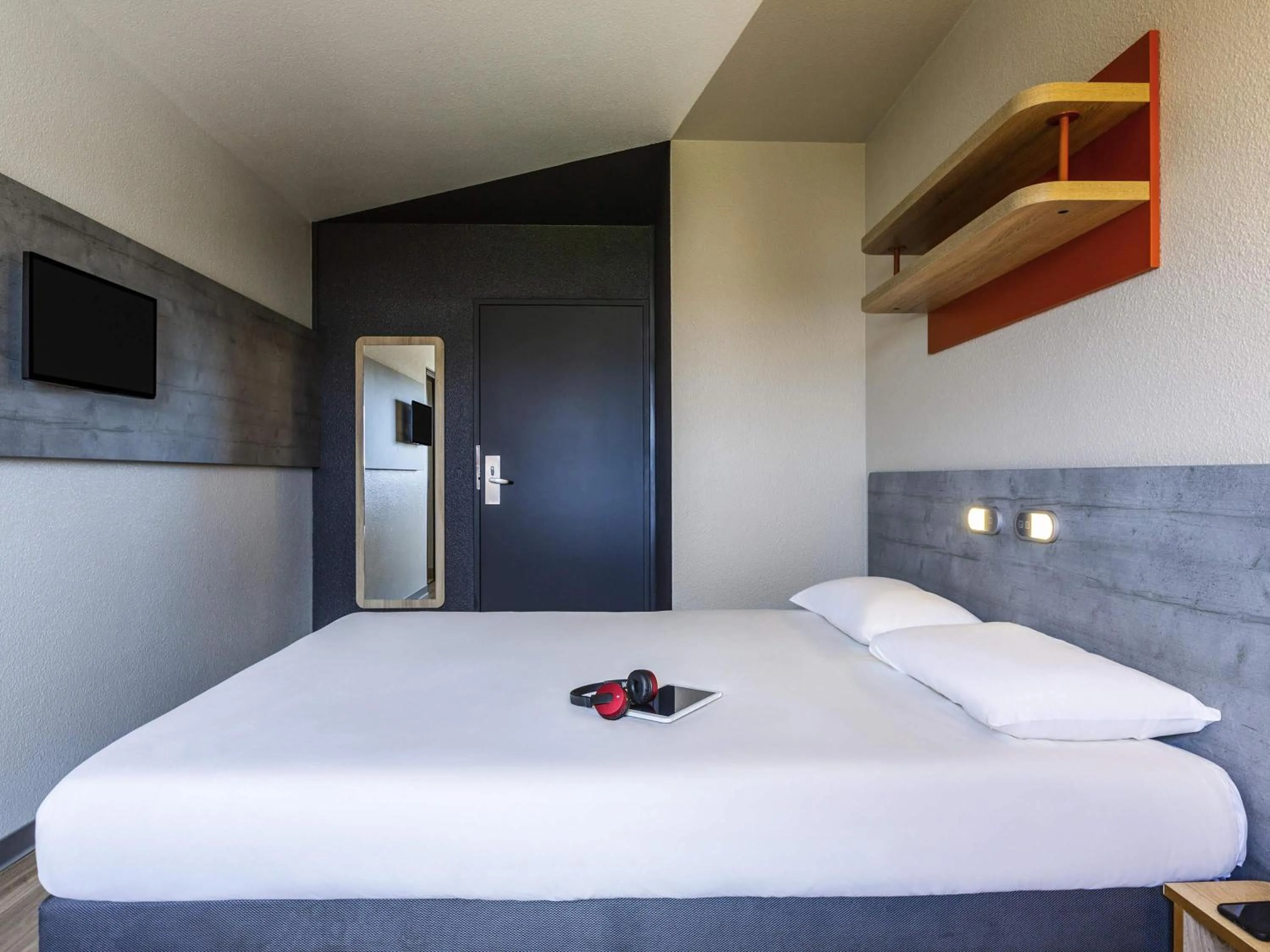 Bedroom, Bed in ibis budget Paris Porte d'Italie Ouest