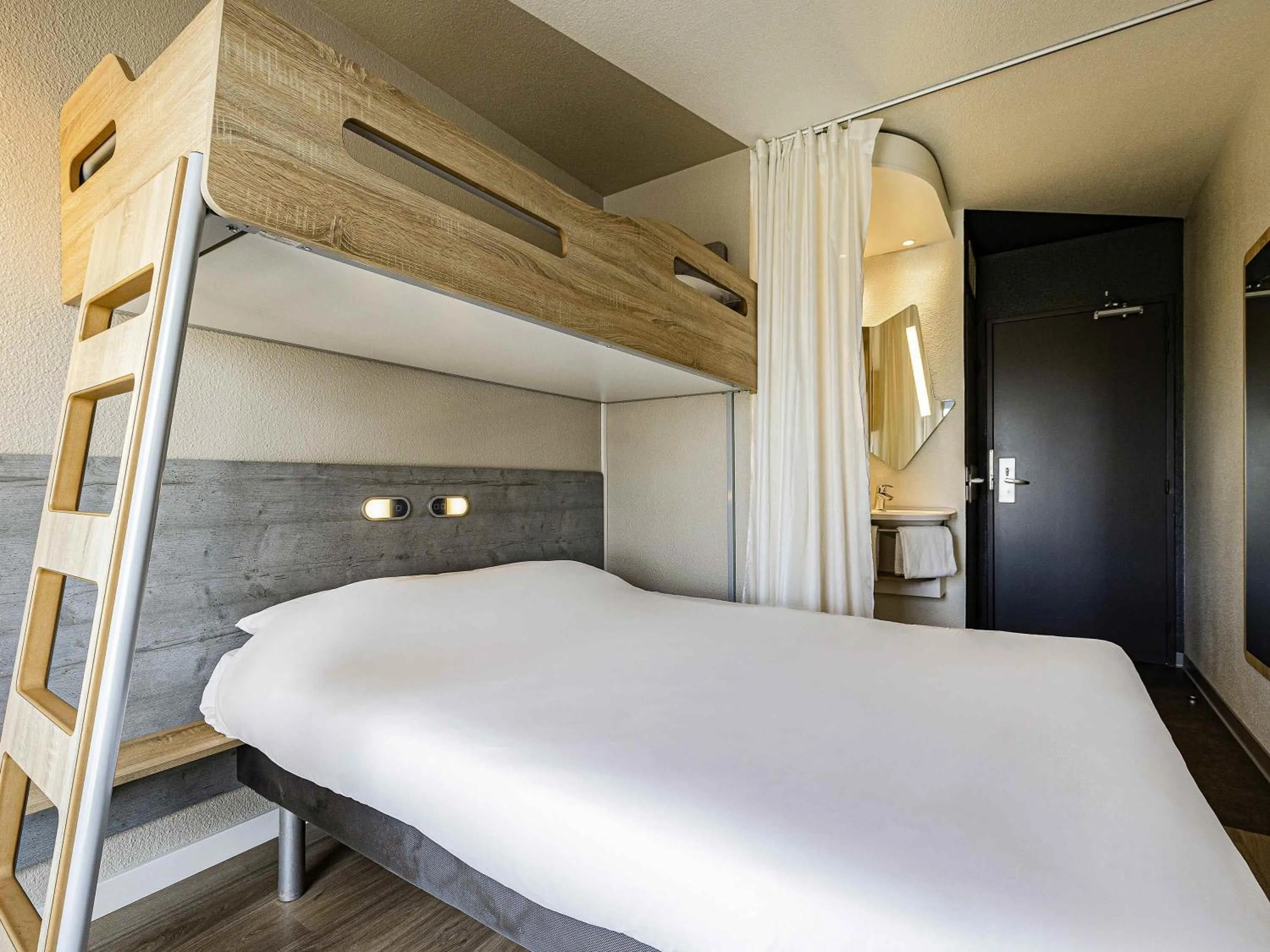 Bedroom, Bed in ibis budget Paris Porte d'Italie Ouest