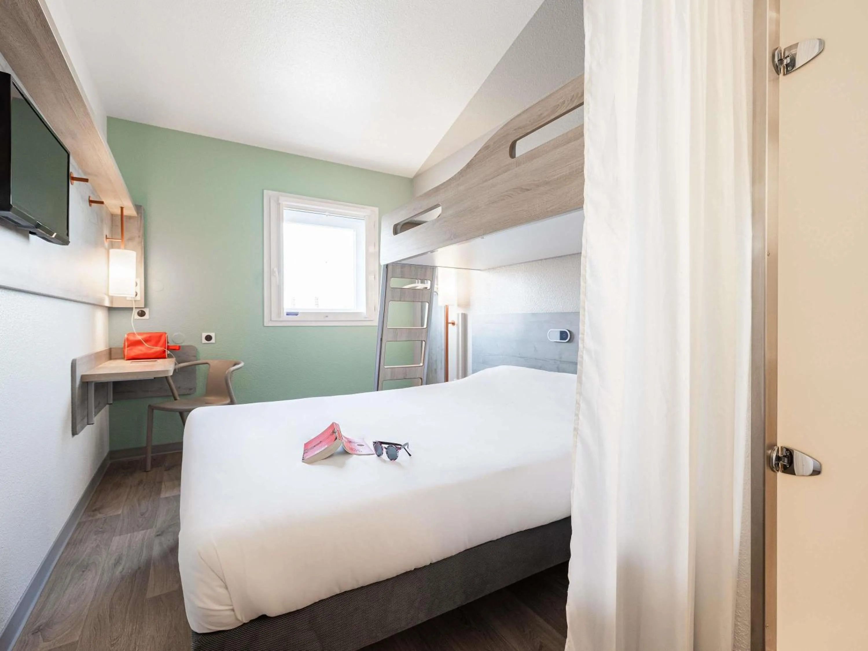 Bedroom, Bed in ibis budget Paris Porte d'Italie Ouest
