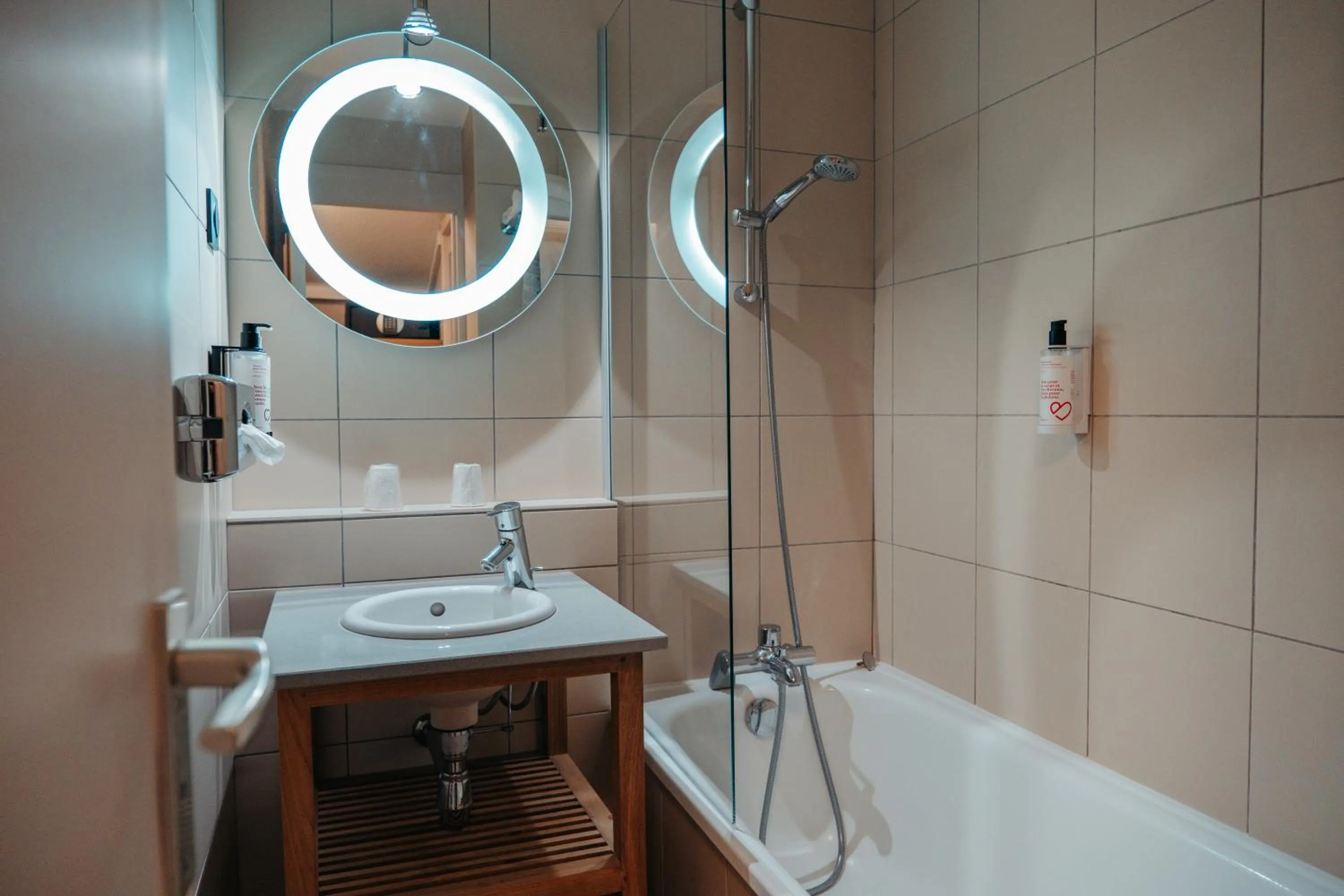 Bathroom in Hôtel L'Eden des Cimes - Vacances Bleues - Belle Plagne 2100