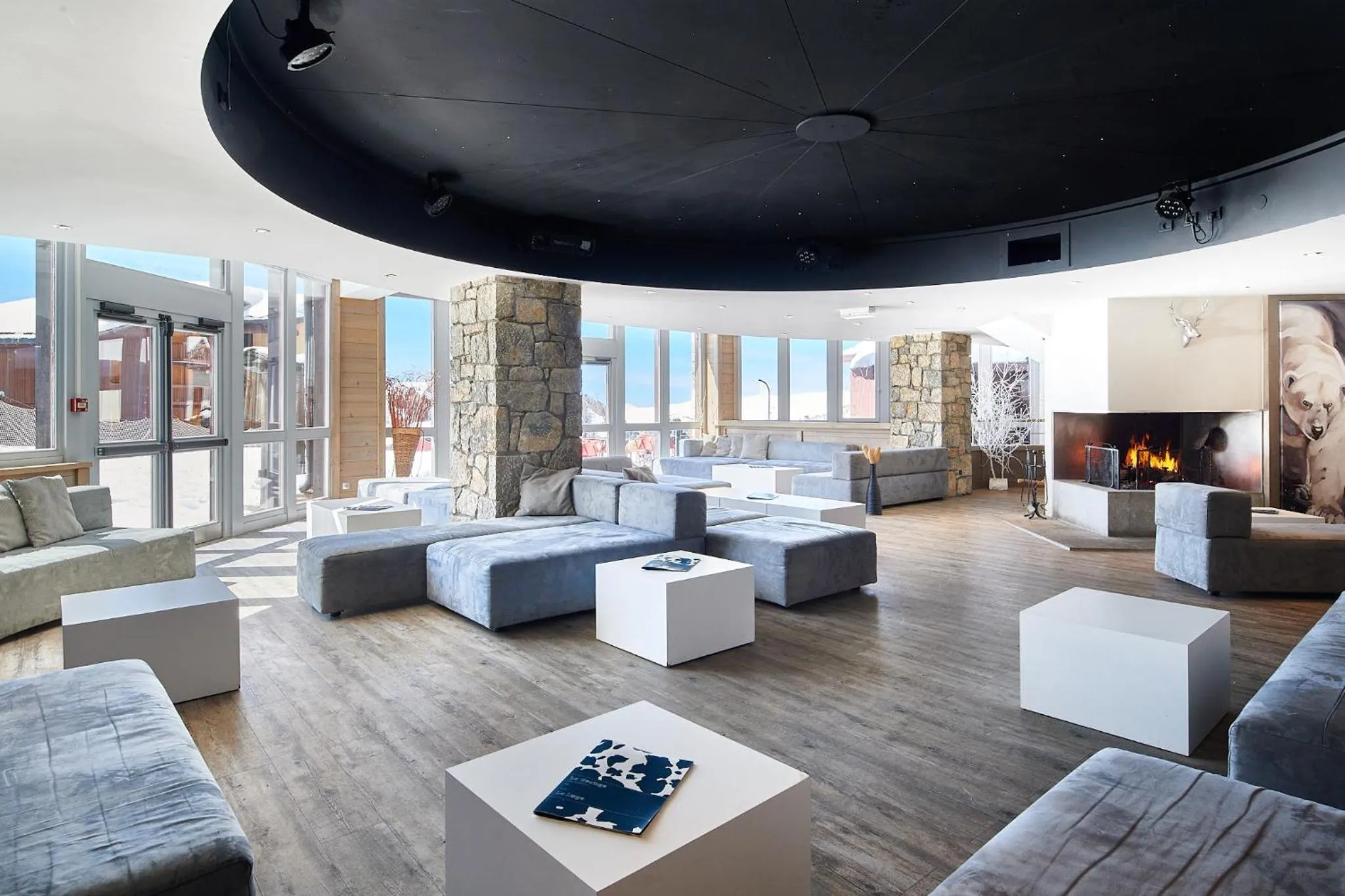 Lounge or bar in Hôtel L'Eden des Cimes - Vacances Bleues - Belle Plagne 2100