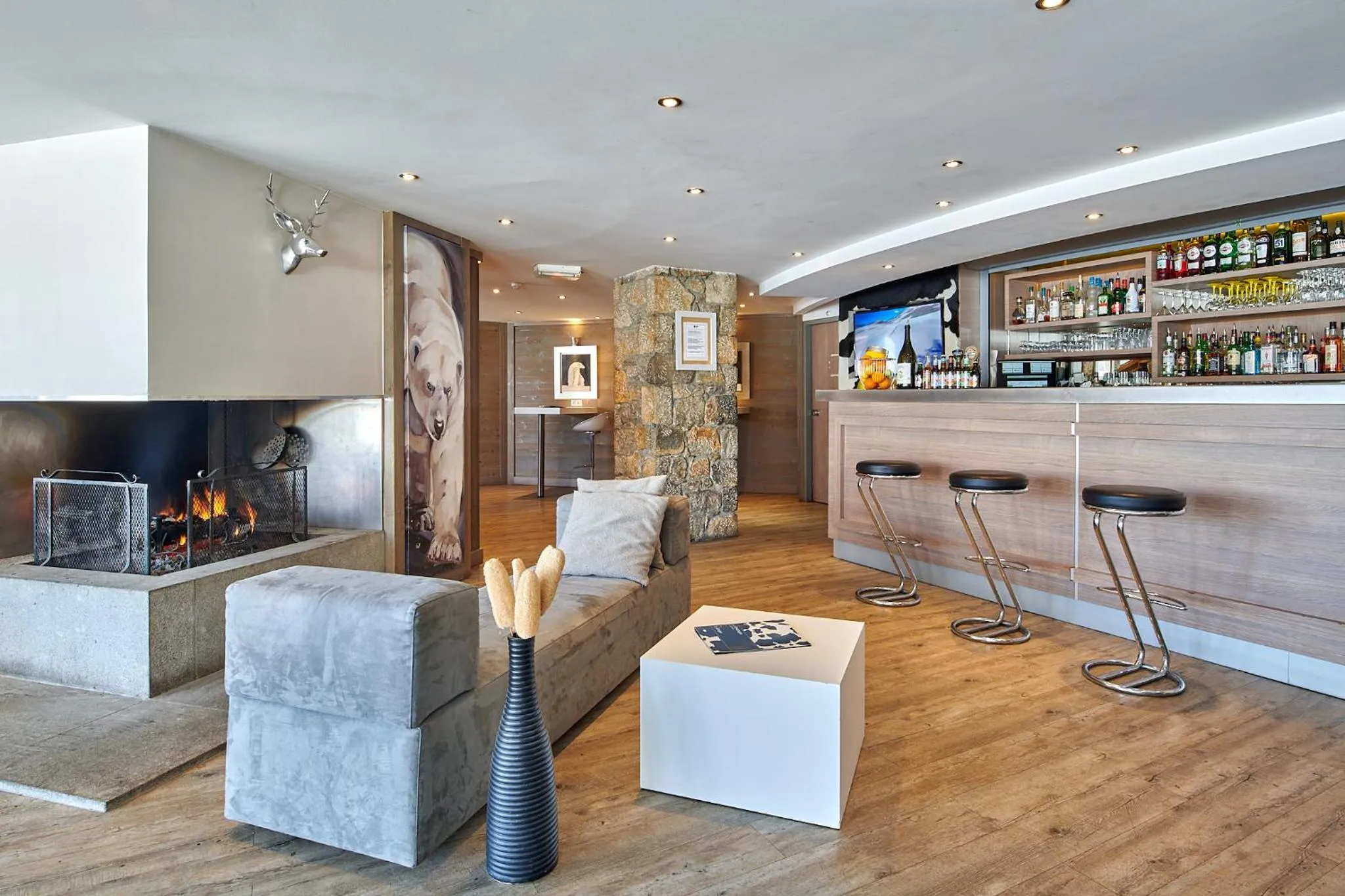 Lounge or bar in Hôtel L'Eden des Cimes - Vacances Bleues - Belle Plagne 2100