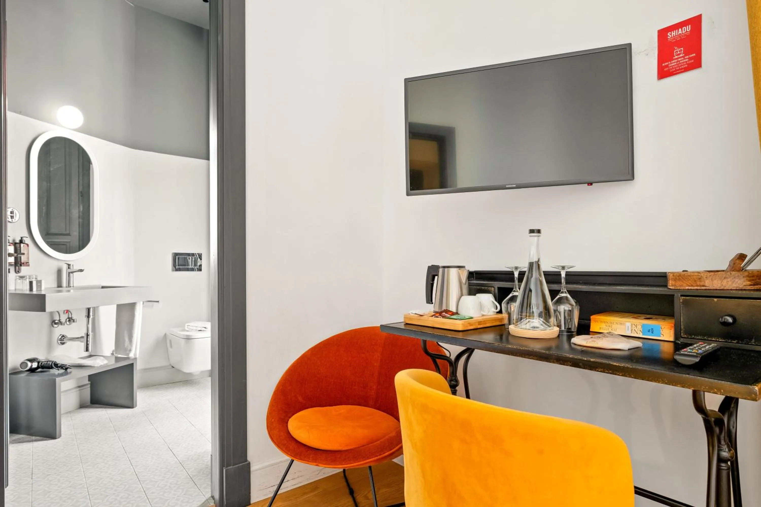 TV and multimedia in Joya del Casco Boutique Hotel by Shiadu