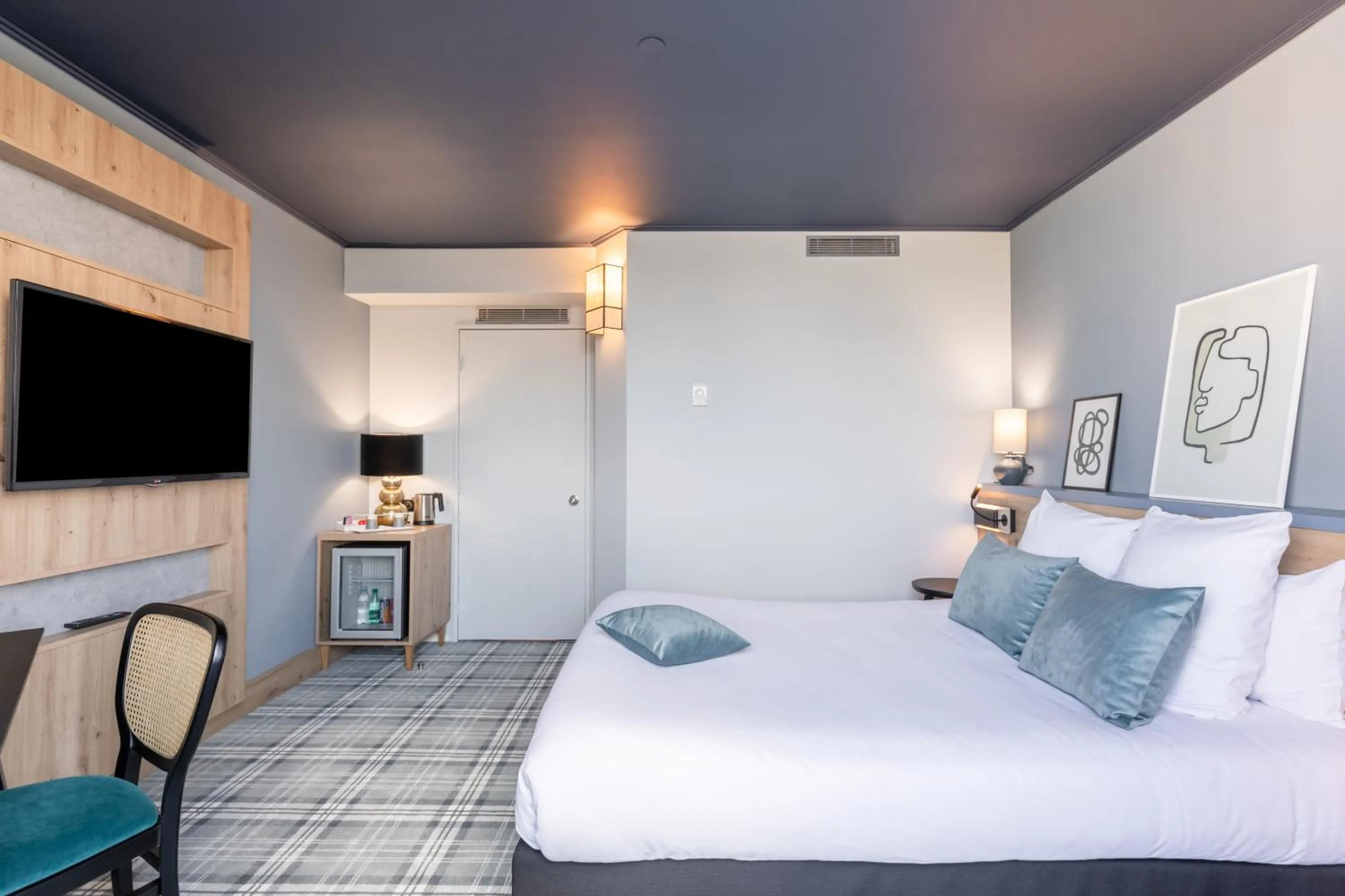 Property building, Bed in Mercure Lyon Est Villefontaine