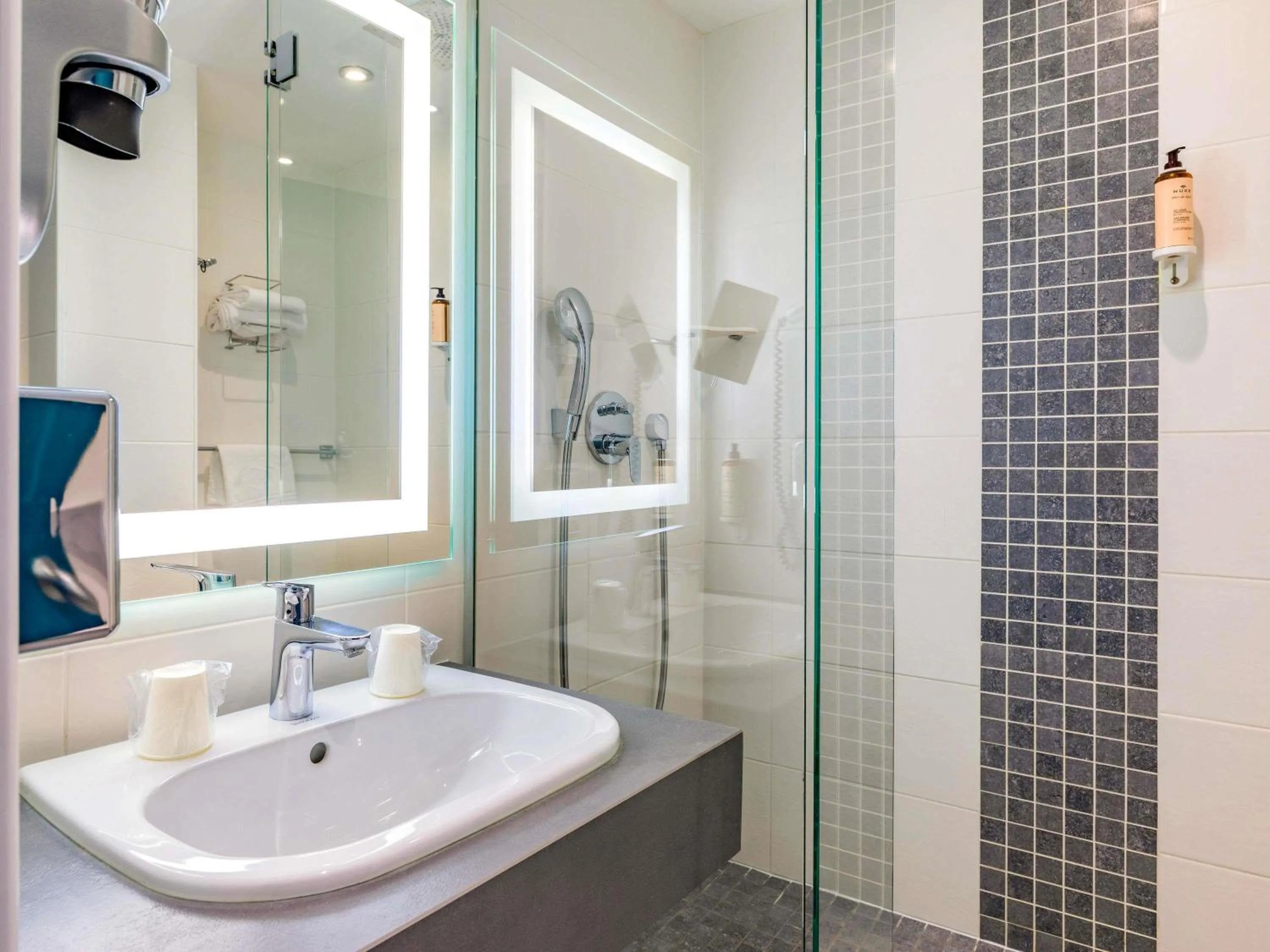 Bedroom in Mercure Lyon Est Villefontaine