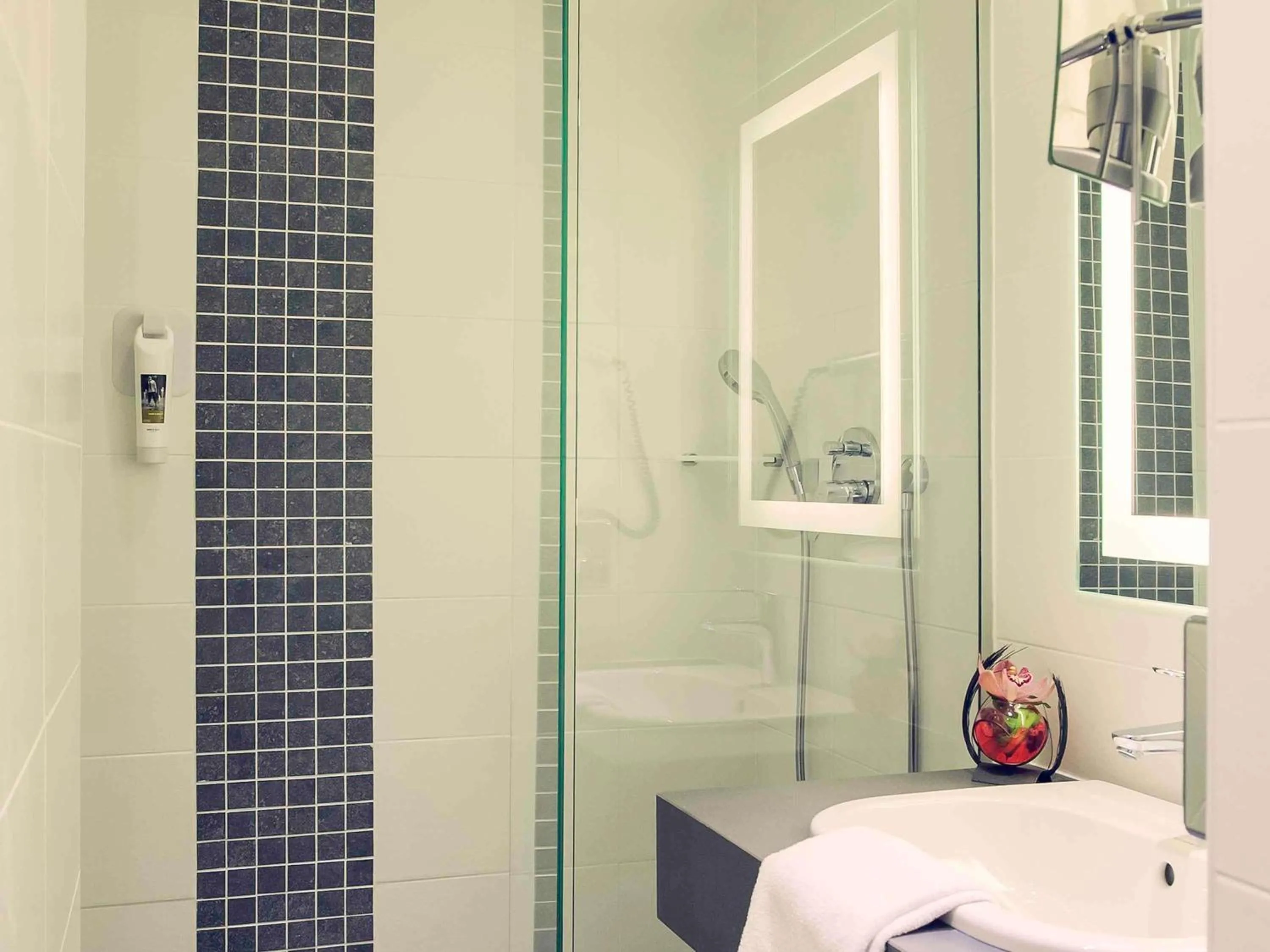 Bedroom in Mercure Lyon Est Villefontaine