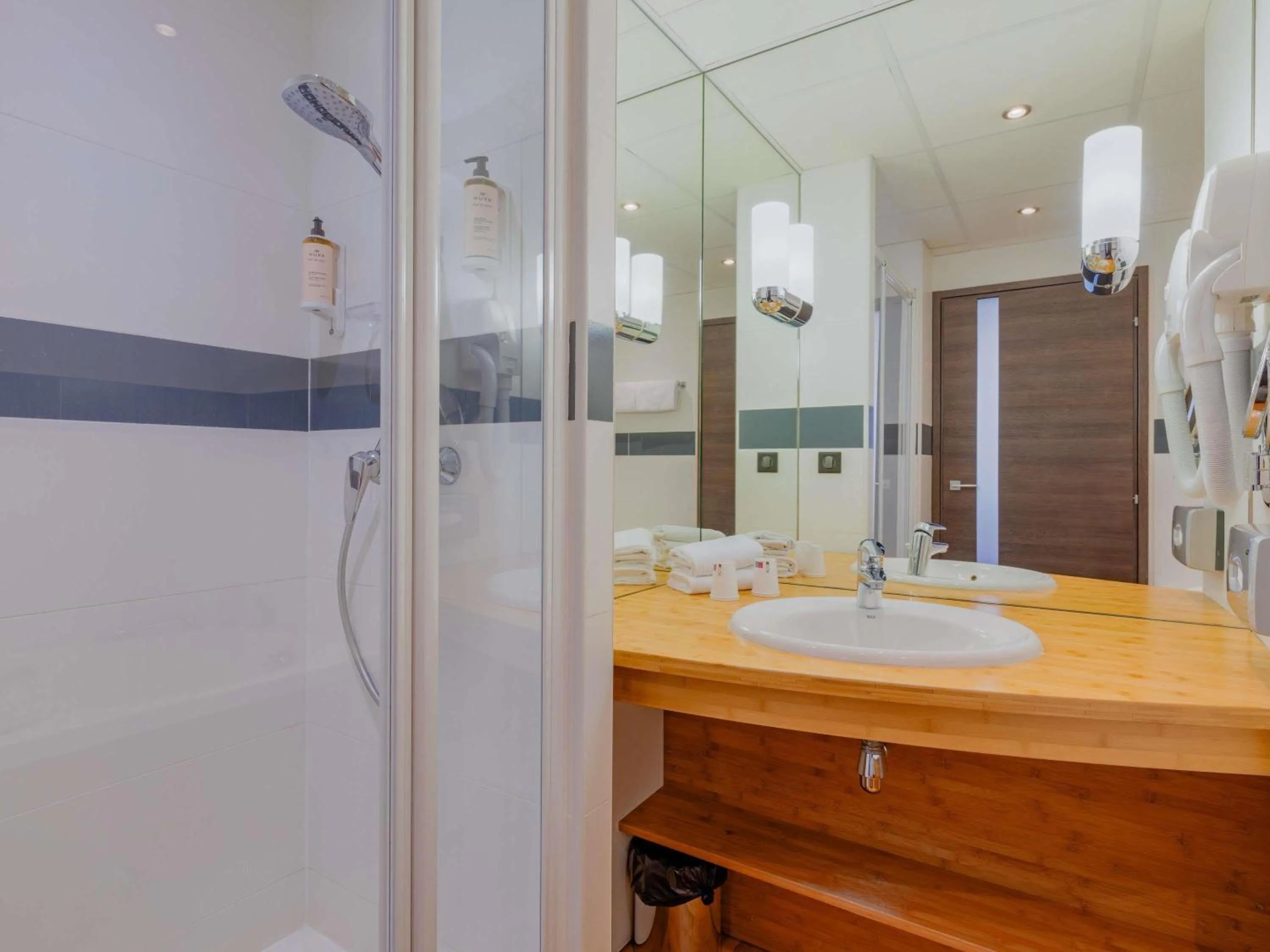 Bedroom in Mercure Lyon Est Villefontaine