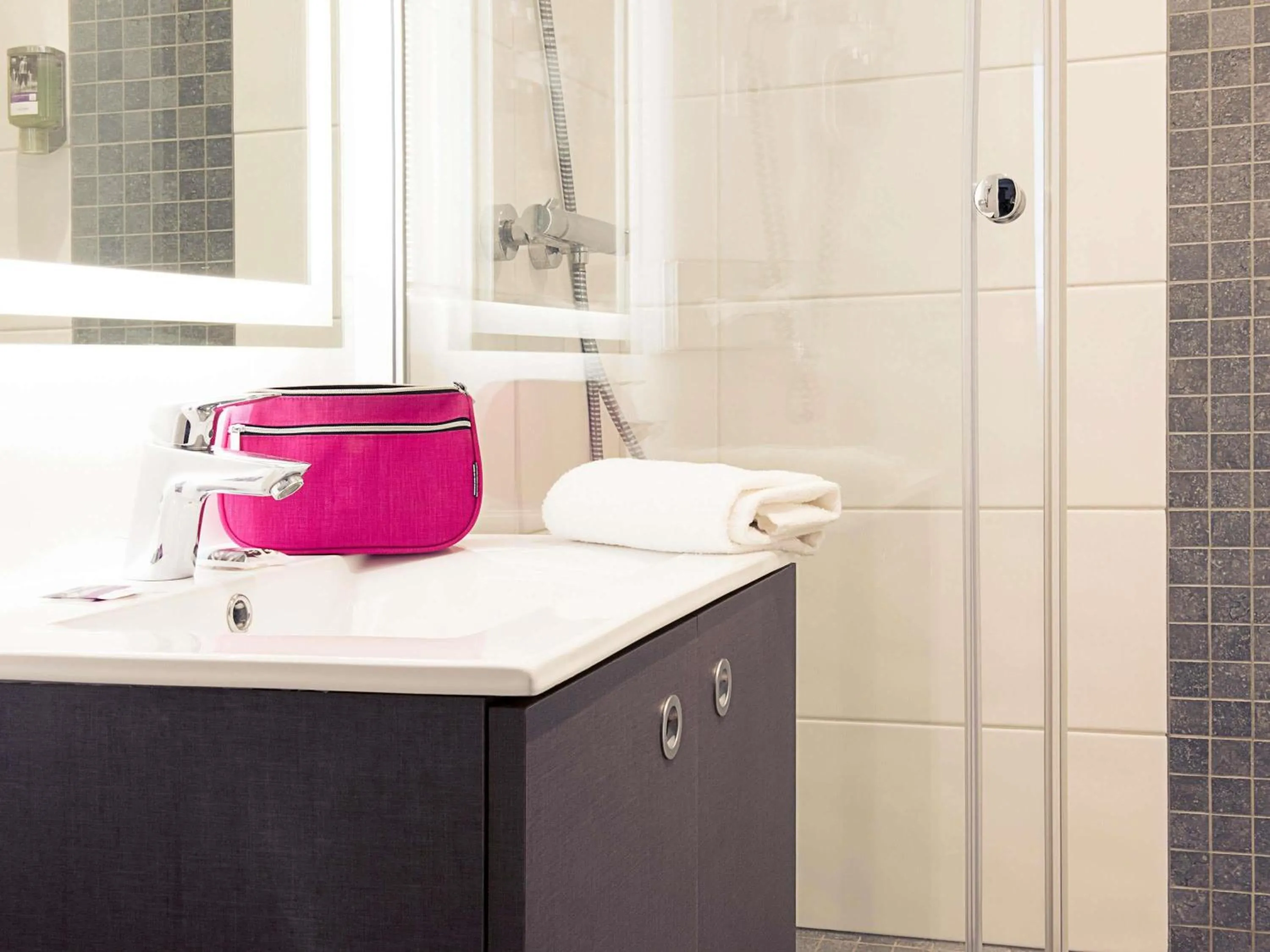 Bedroom in Mercure Lyon Est Villefontaine