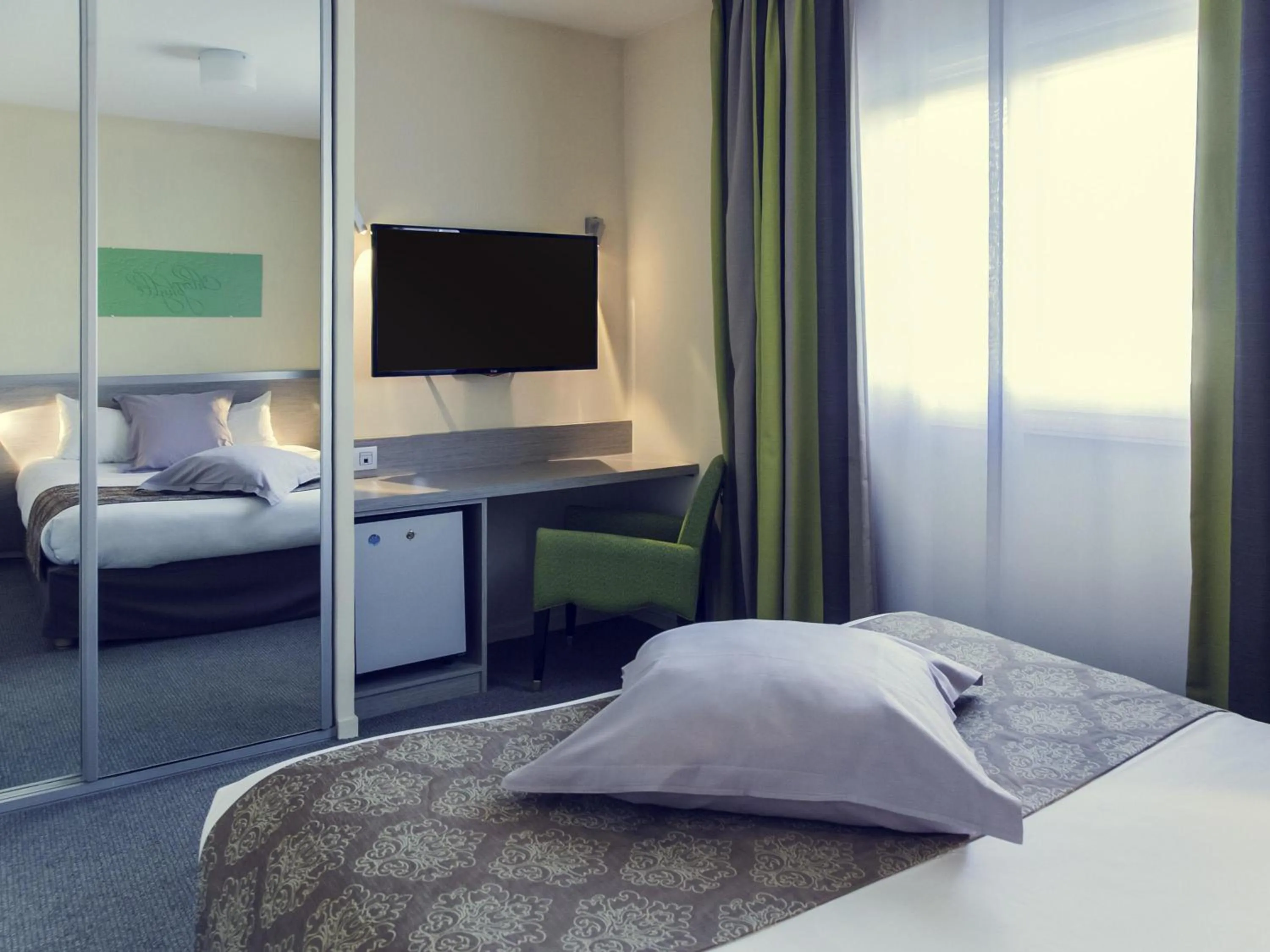 Bedroom, Bed in Mercure Lyon Est Villefontaine