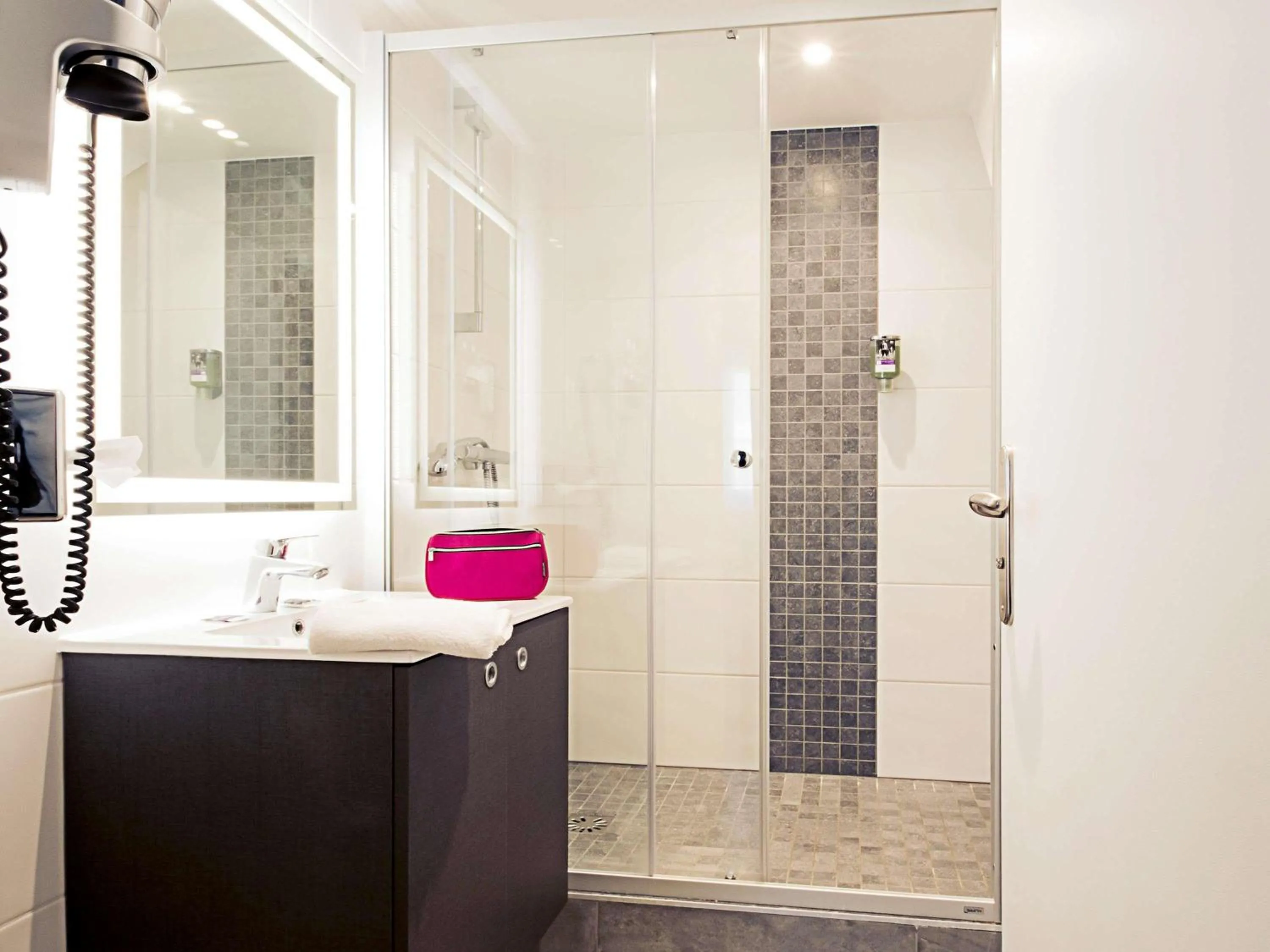 Bedroom in Mercure Lyon Est Villefontaine