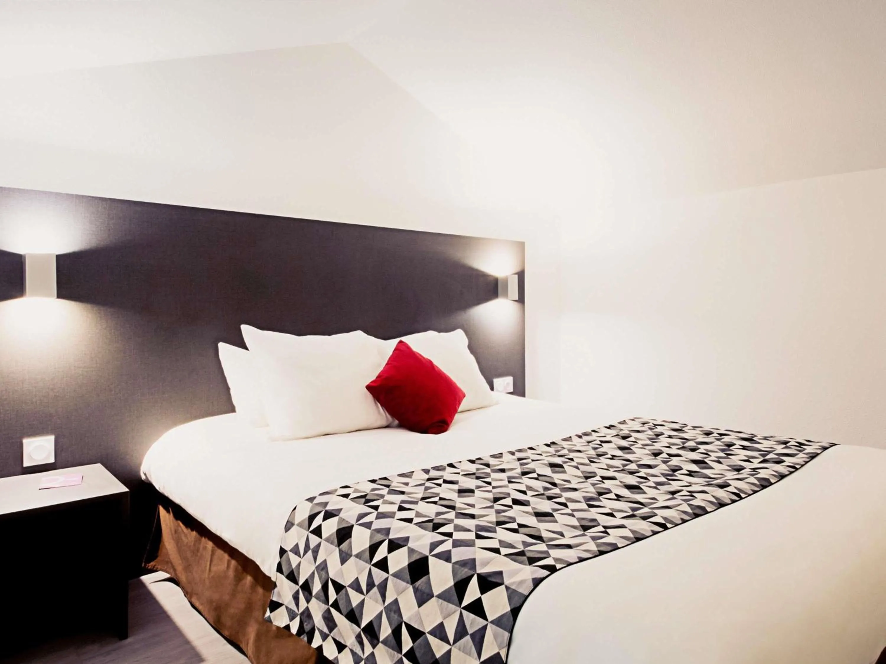 Bedroom, Bed in Mercure Lyon Est Villefontaine