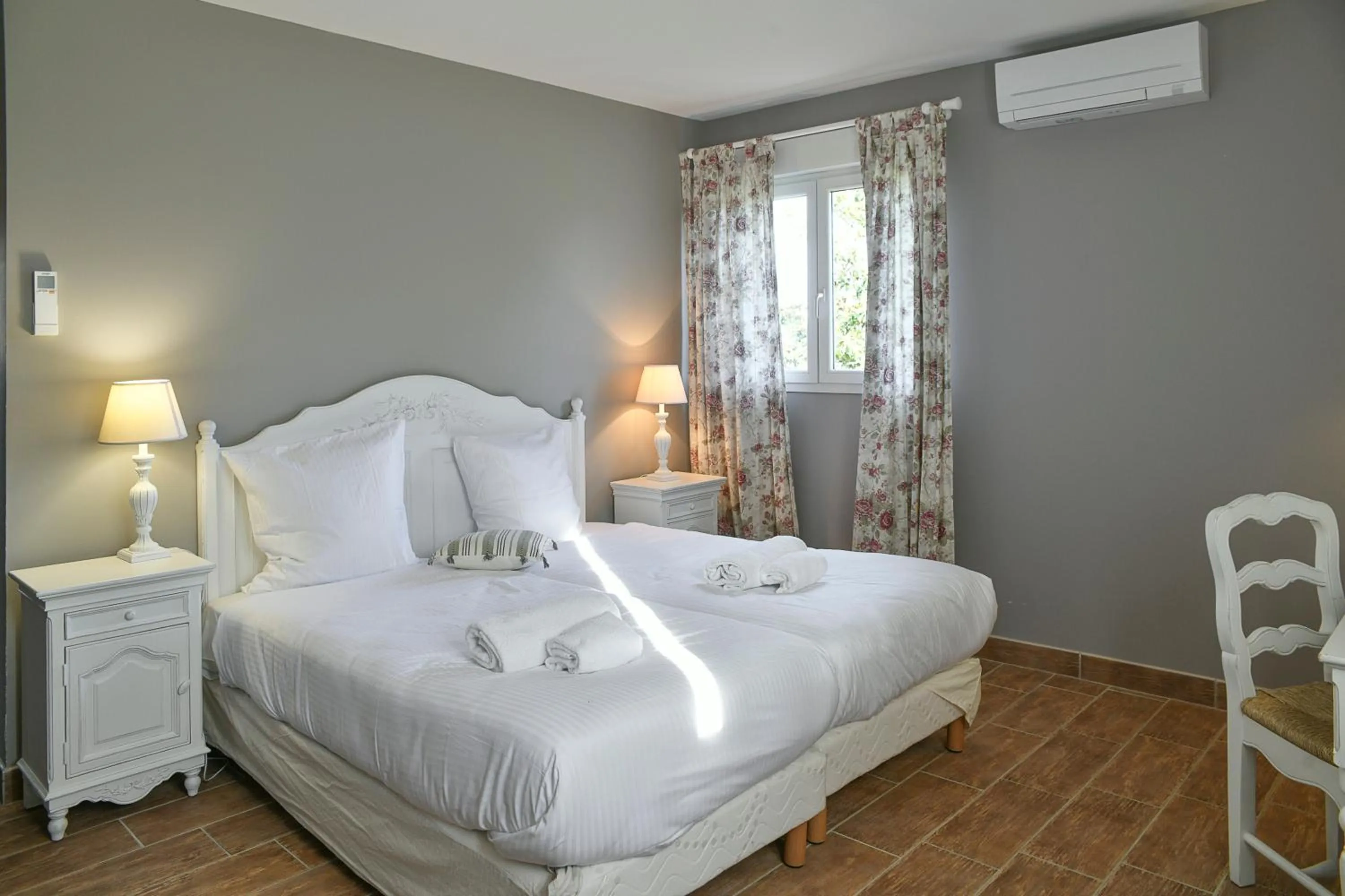 Photo of the whole room, Bed in Les Villas du Domaine de Suzel