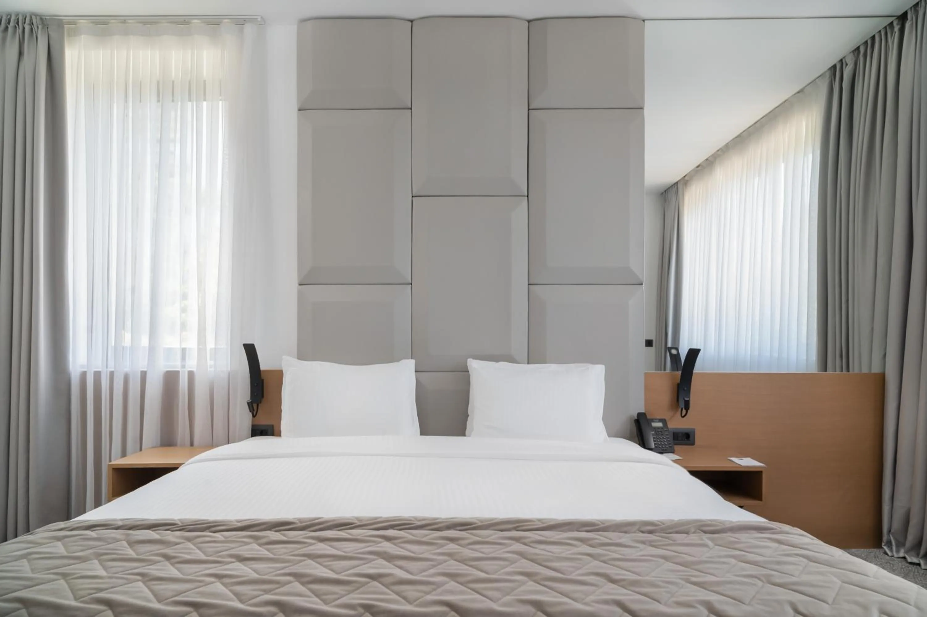 Bedroom, Bed in Hotel Mona Plaza