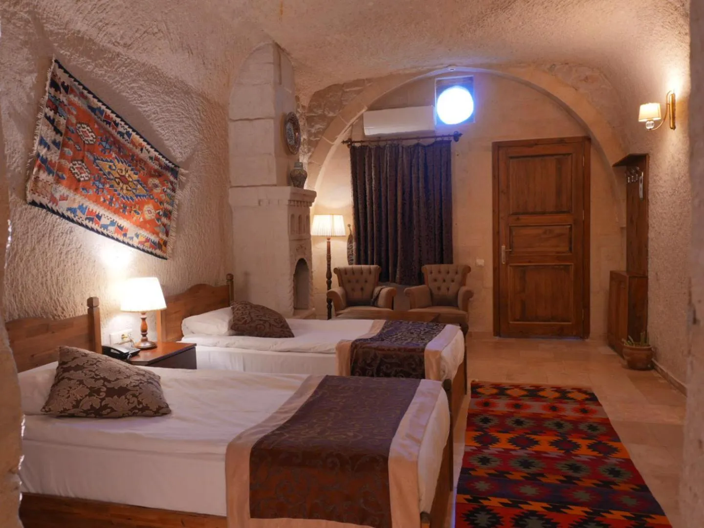 Bedroom, Bed in Kismet Cave Mansion