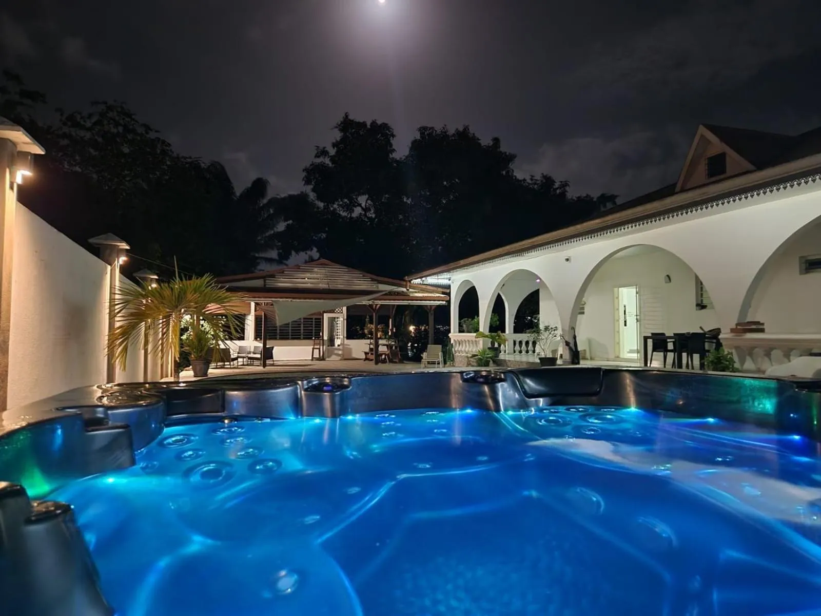 Night in Ma Chambre d’Hôte