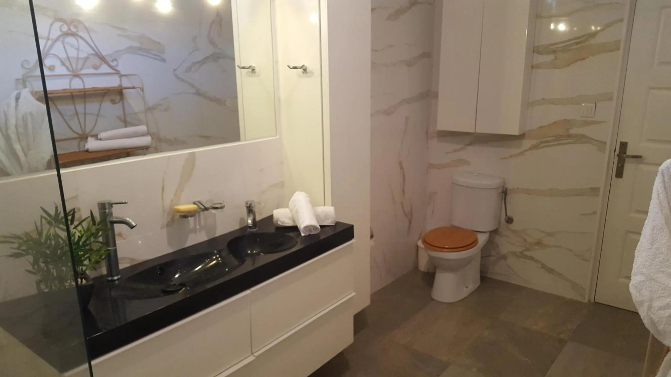 Toilet in Ma Chambre d’Hôte