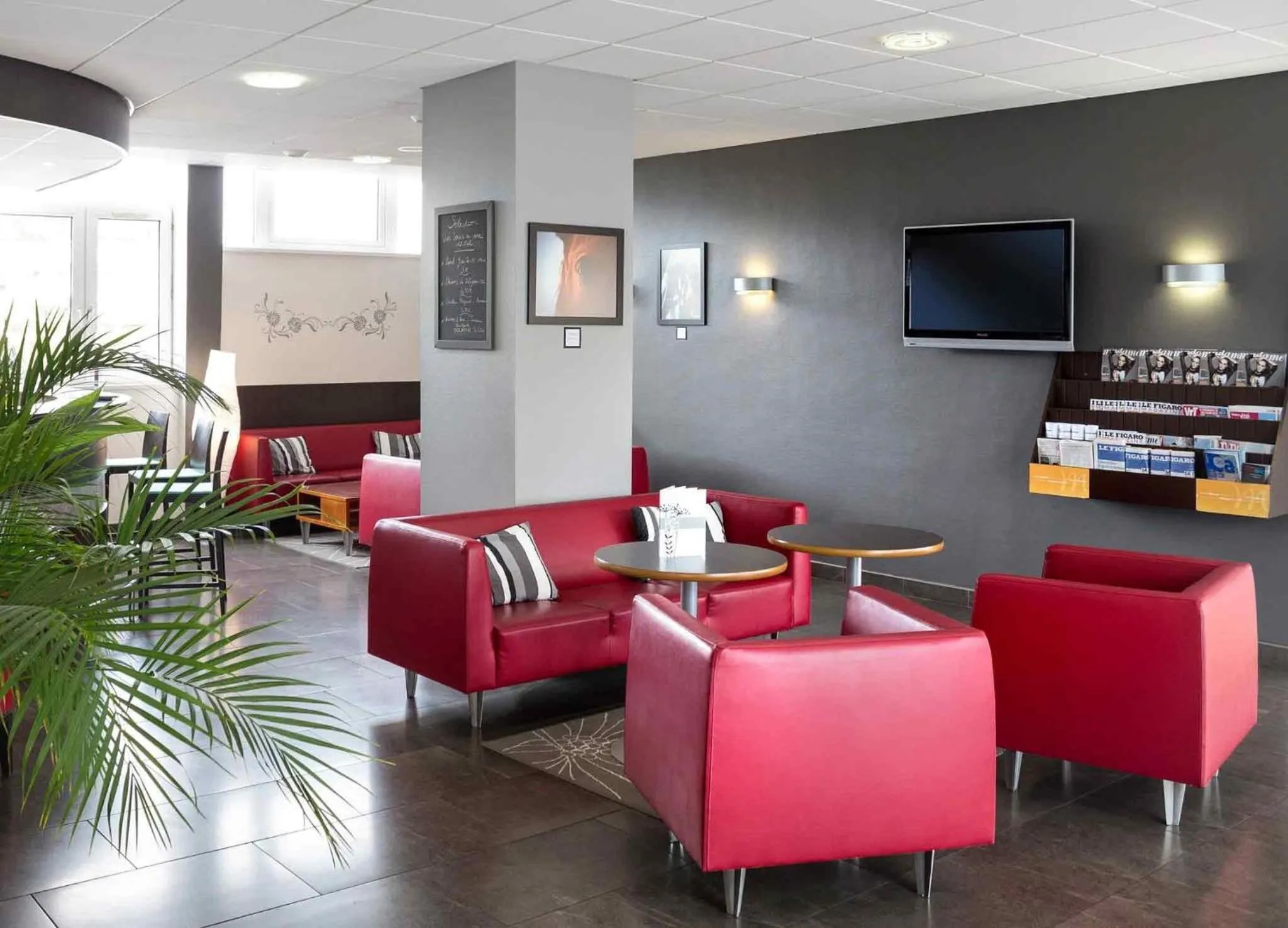 Lounge or bar in Mercure Saint Lô Centre