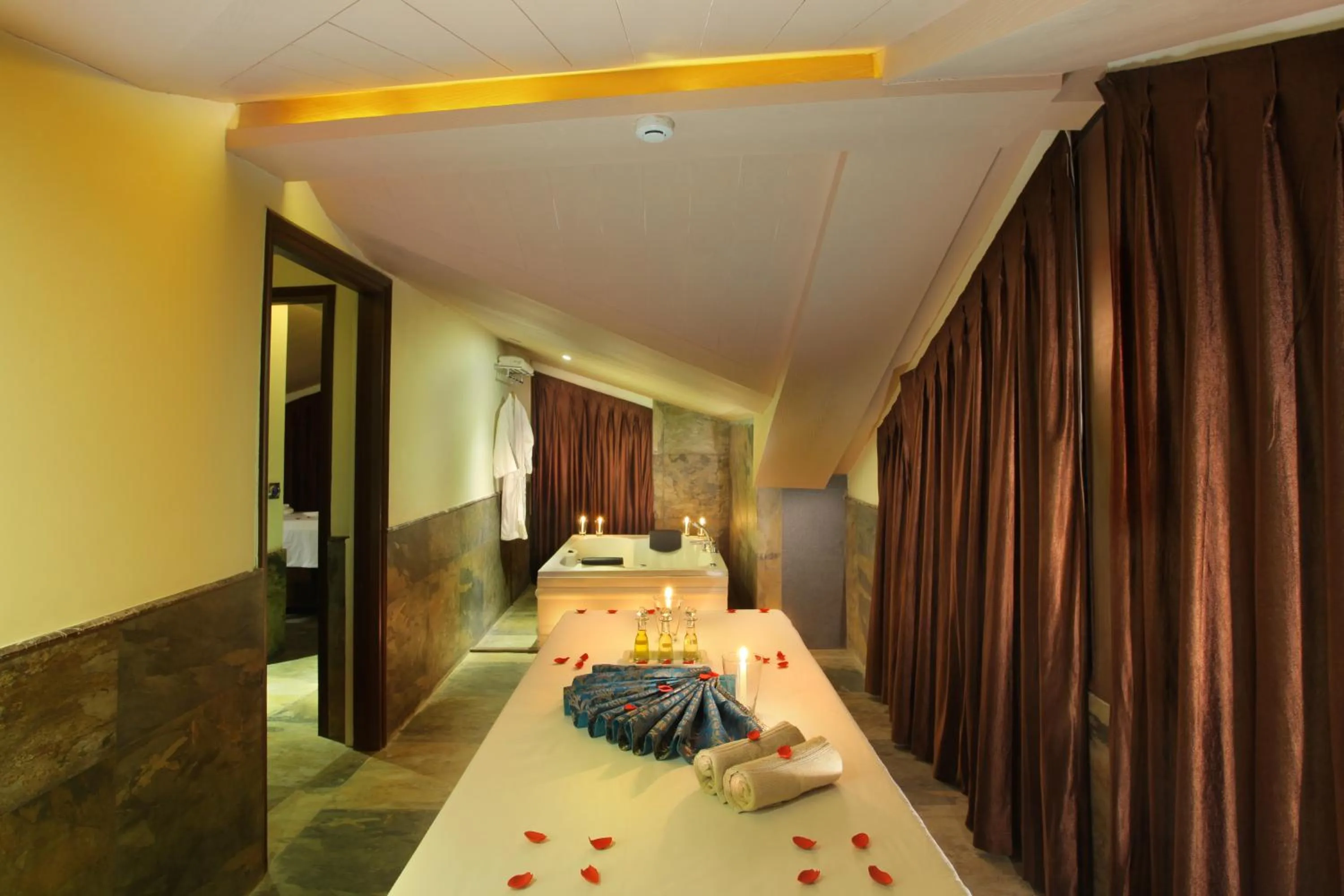 Hot Tub, Bed in Marigold Sarovar Portico Shimla