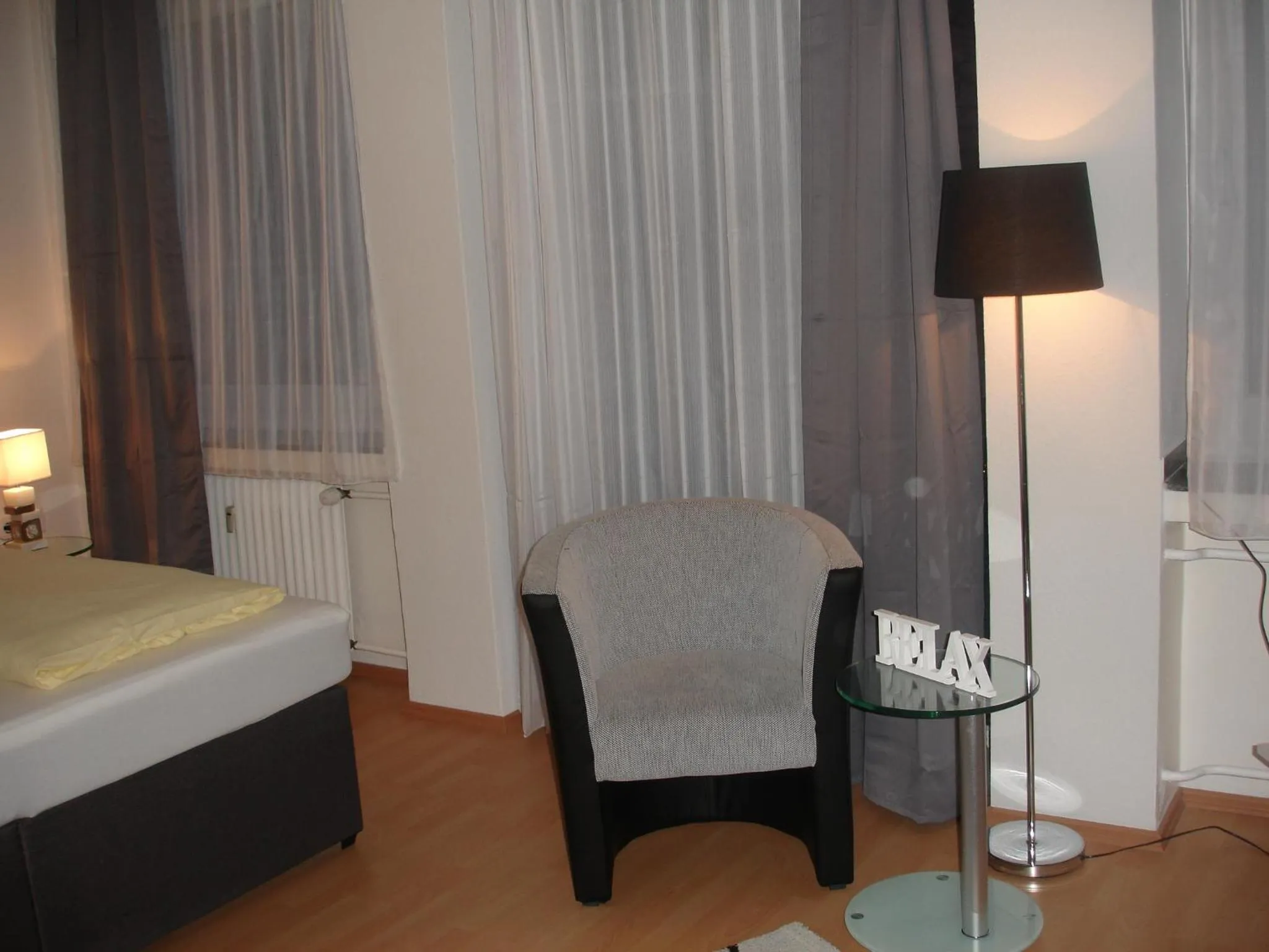 Seating area, Bed in City-Pension-Dortmund