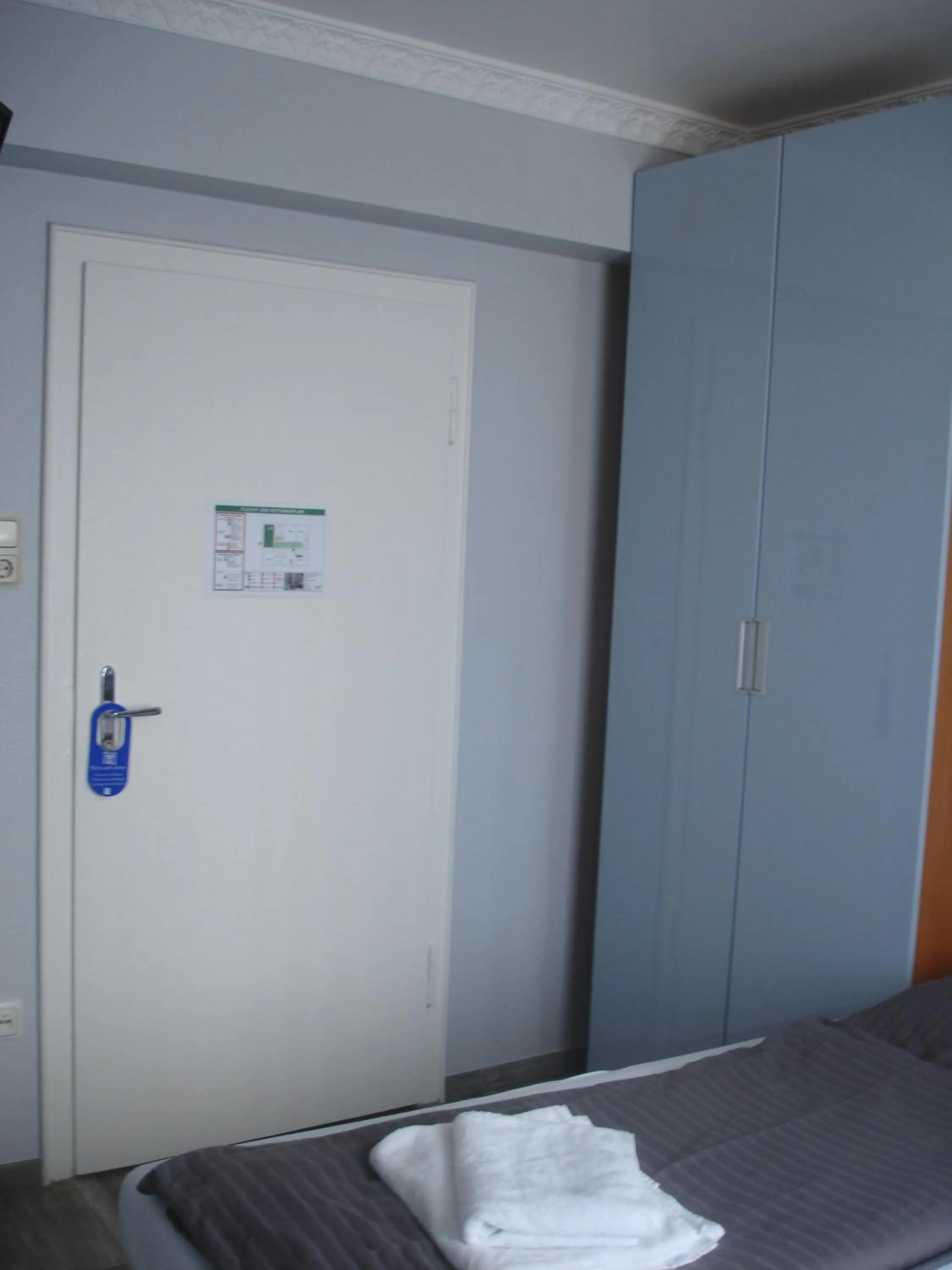 wardrobe, Bed in City-Pension-Dortmund
