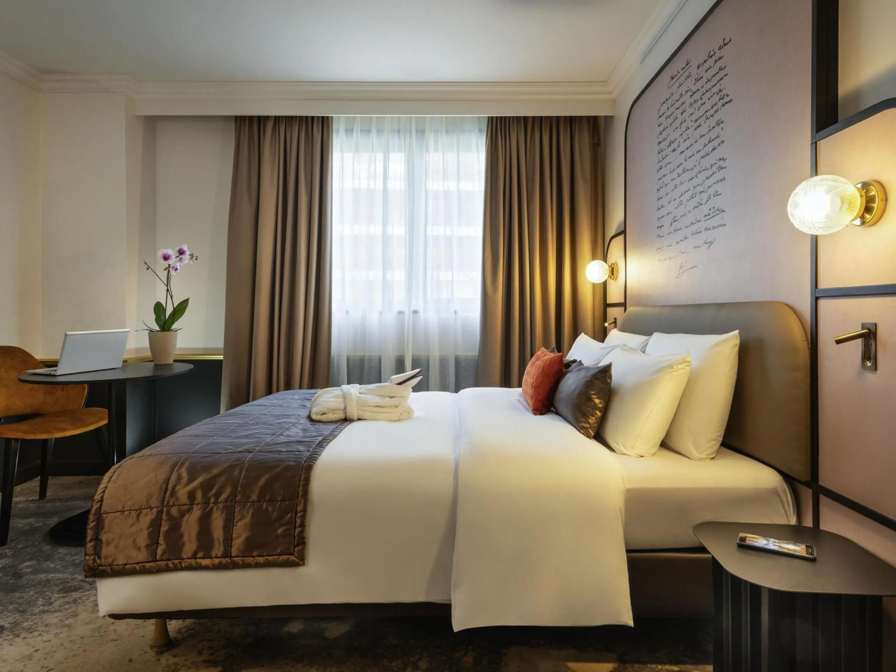 Bedroom, Bed in Mercure Versailles Paris Ouest