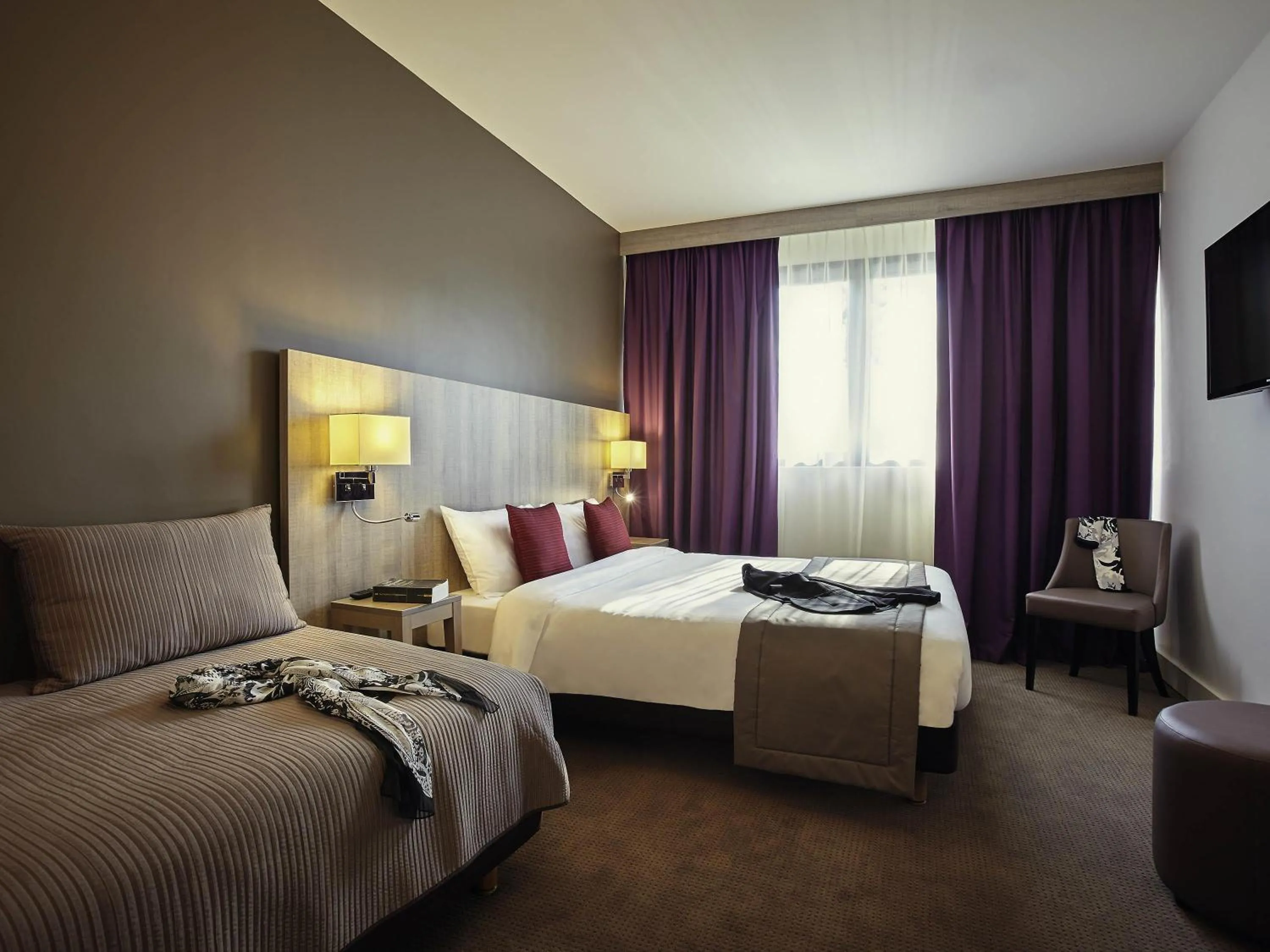 Bedroom, Bed in Mercure Versailles Paris Ouest