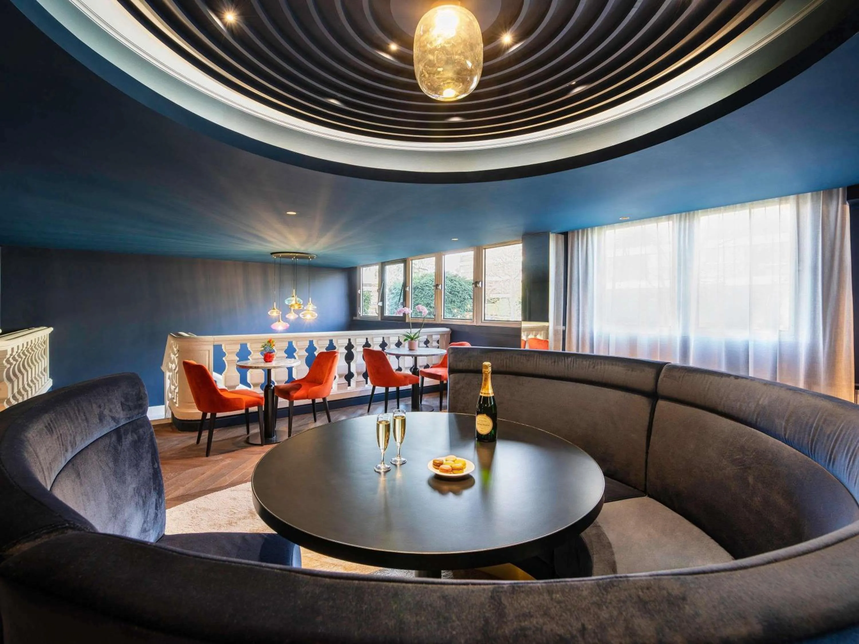 Lounge or bar in Mercure Versailles Paris Ouest