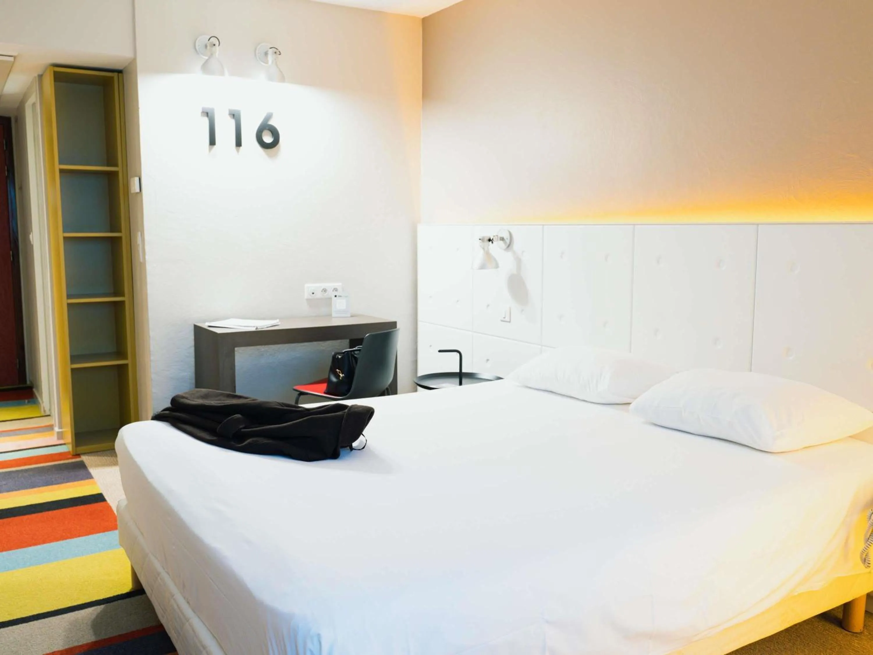 Bedroom, Bed in ibis Styles Lyon Sud Vienne