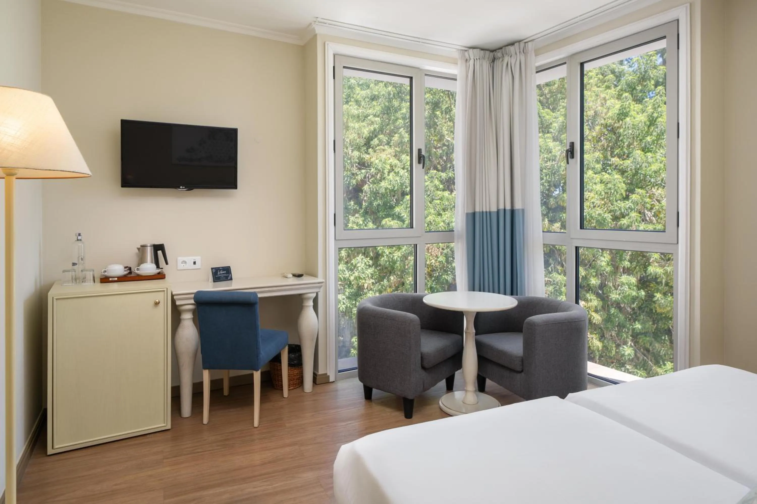 Photo of the whole room, Bed in Hotel Madeira