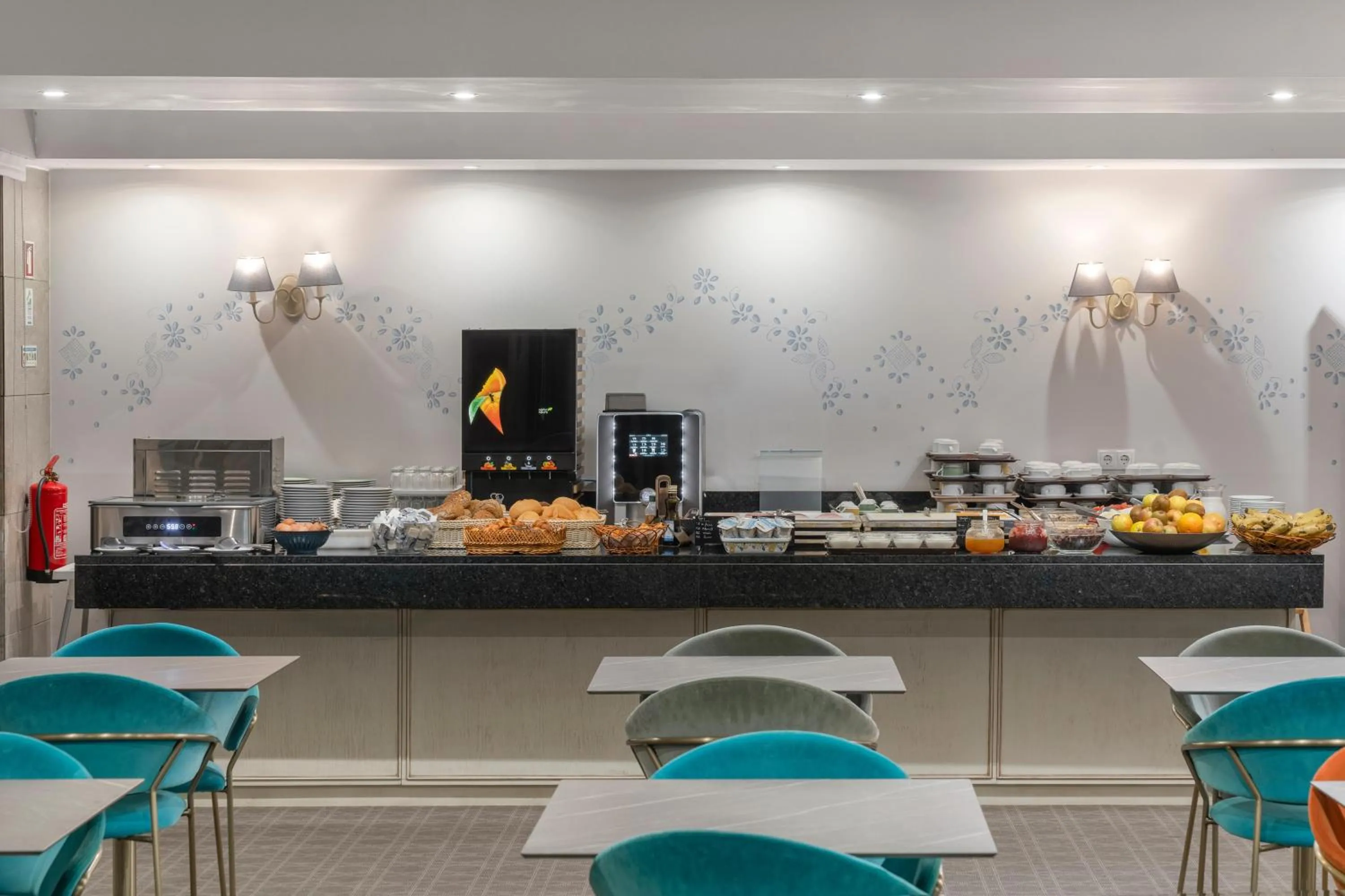 Restaurant/places to eat in Hotel Madeira