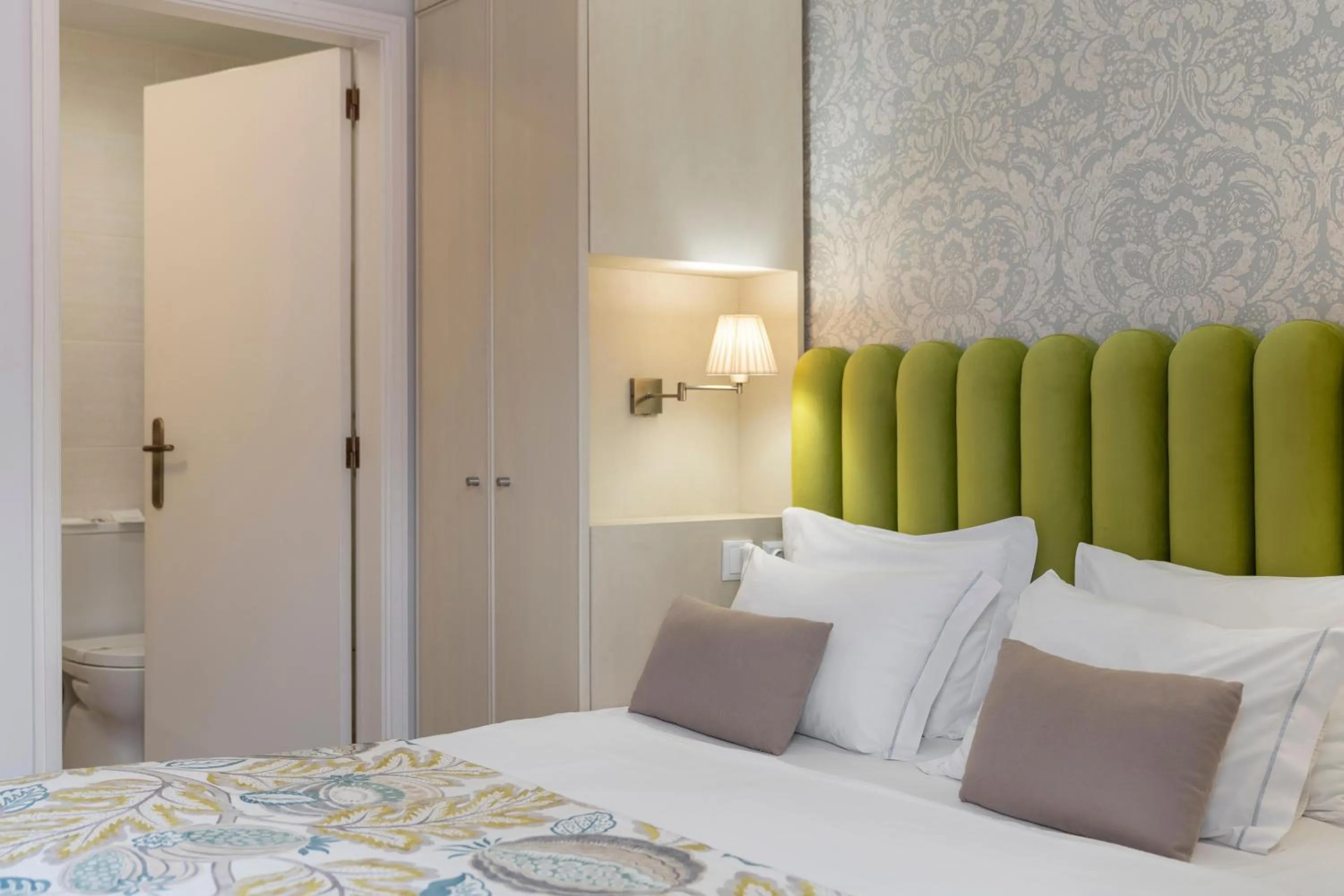 Photo of the whole room, Bed in Hotel Madeira