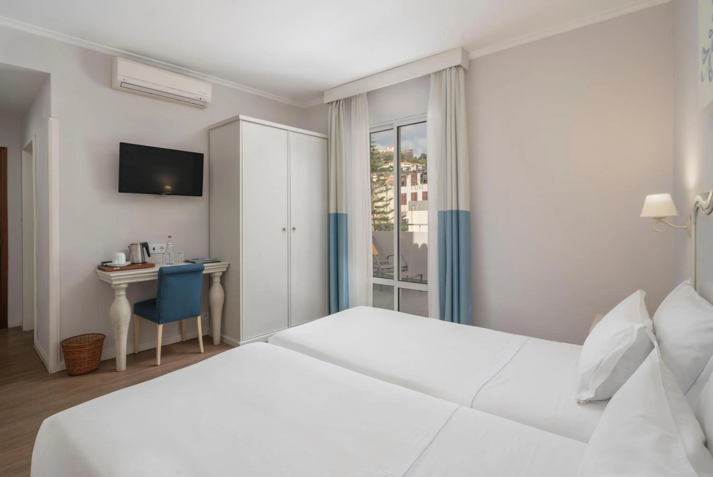 Photo of the whole room, Bed in Hotel Madeira