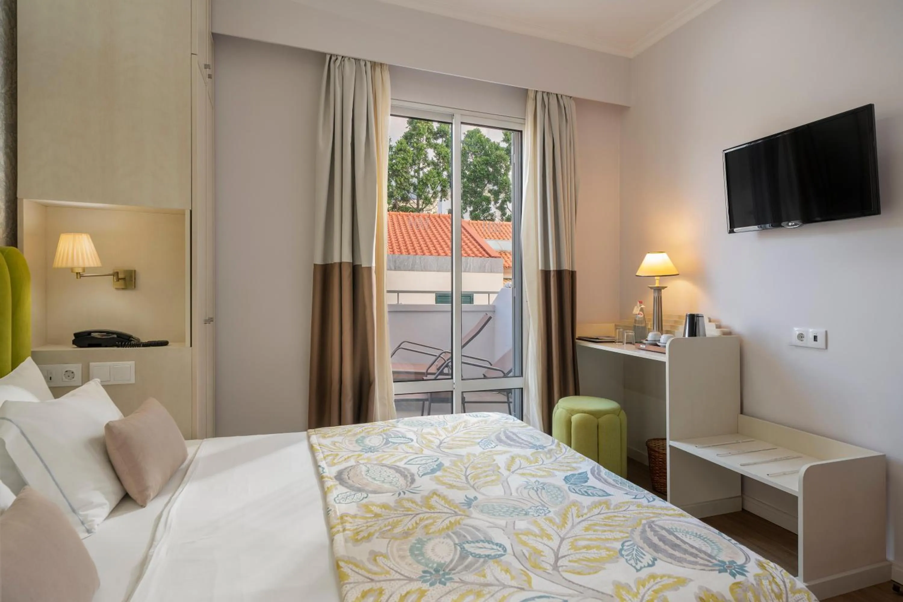 Photo of the whole room, Bed in Hotel Madeira