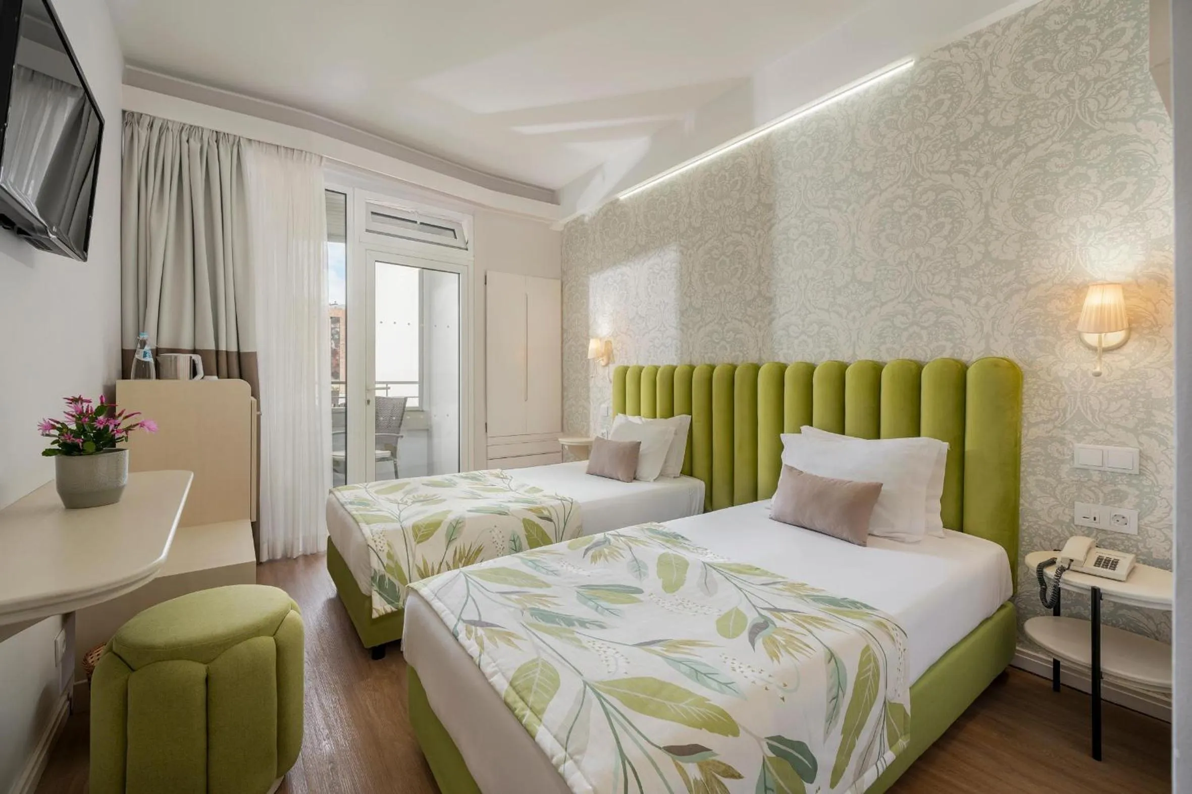 Photo of the whole room, Bed in Hotel Madeira