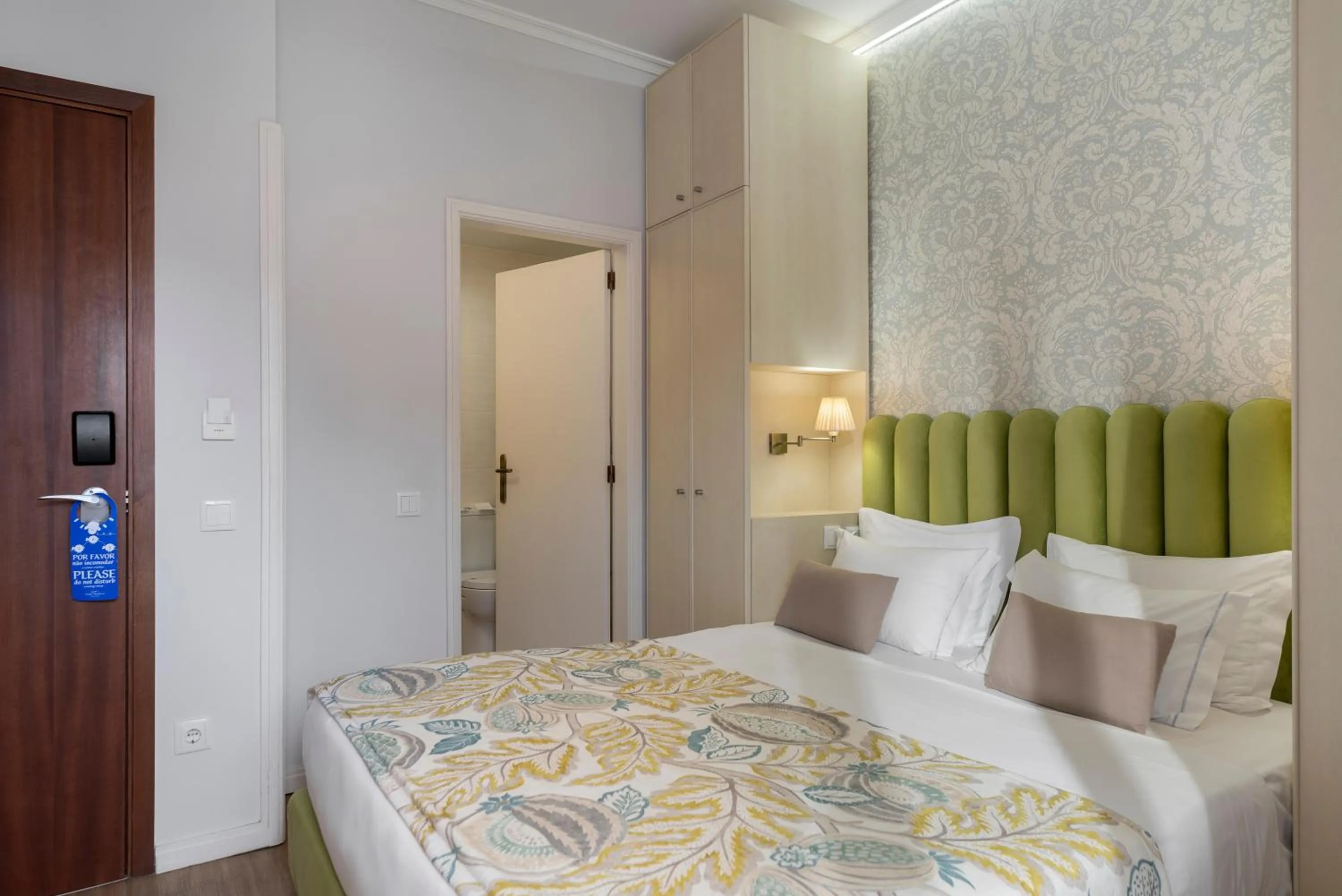 Photo of the whole room, Bed in Hotel Madeira