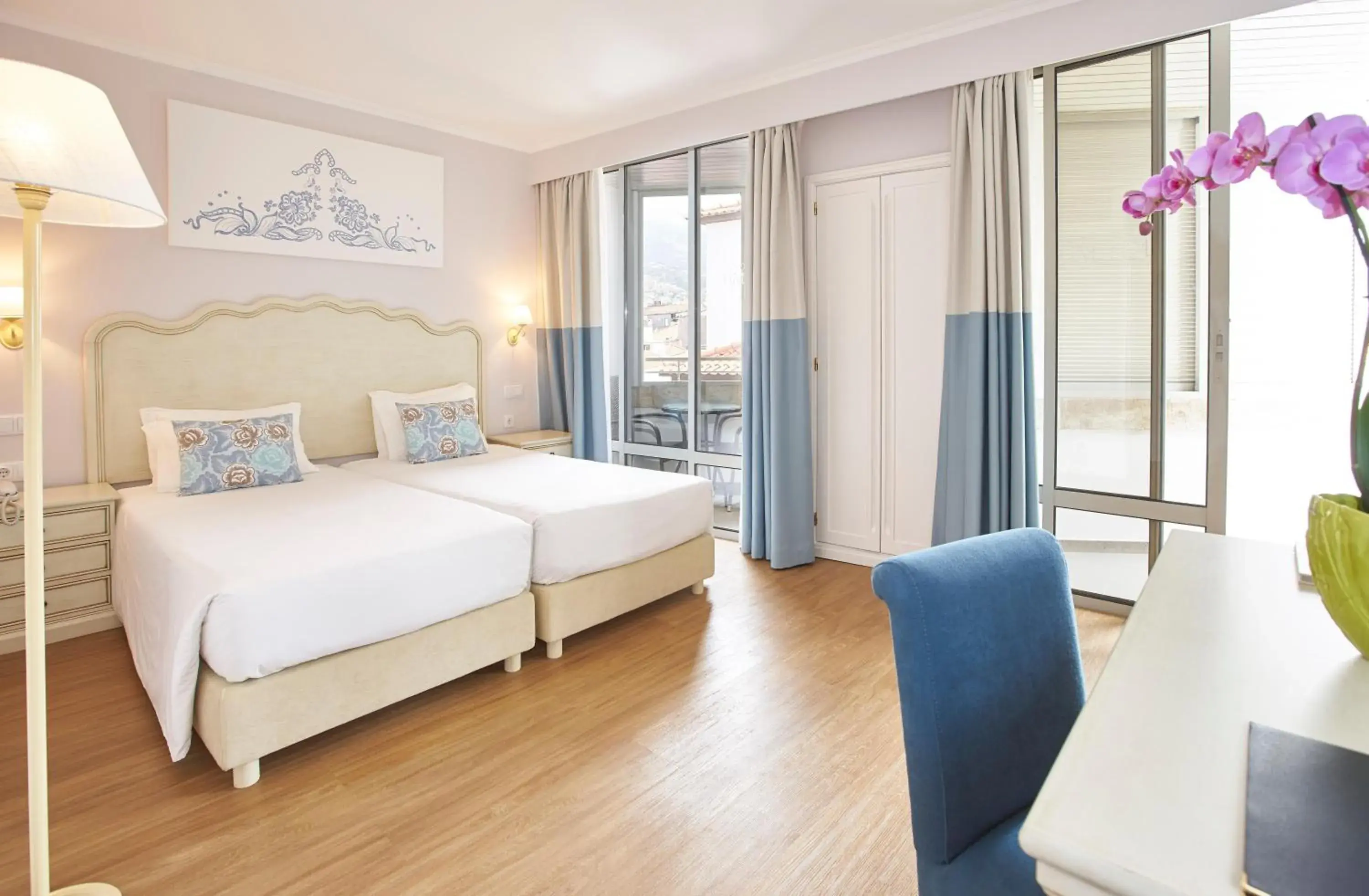 Superior Twin Room with Balcony in Hotel Madeira Superior Twin Room with Balcony in Hotel Madeira