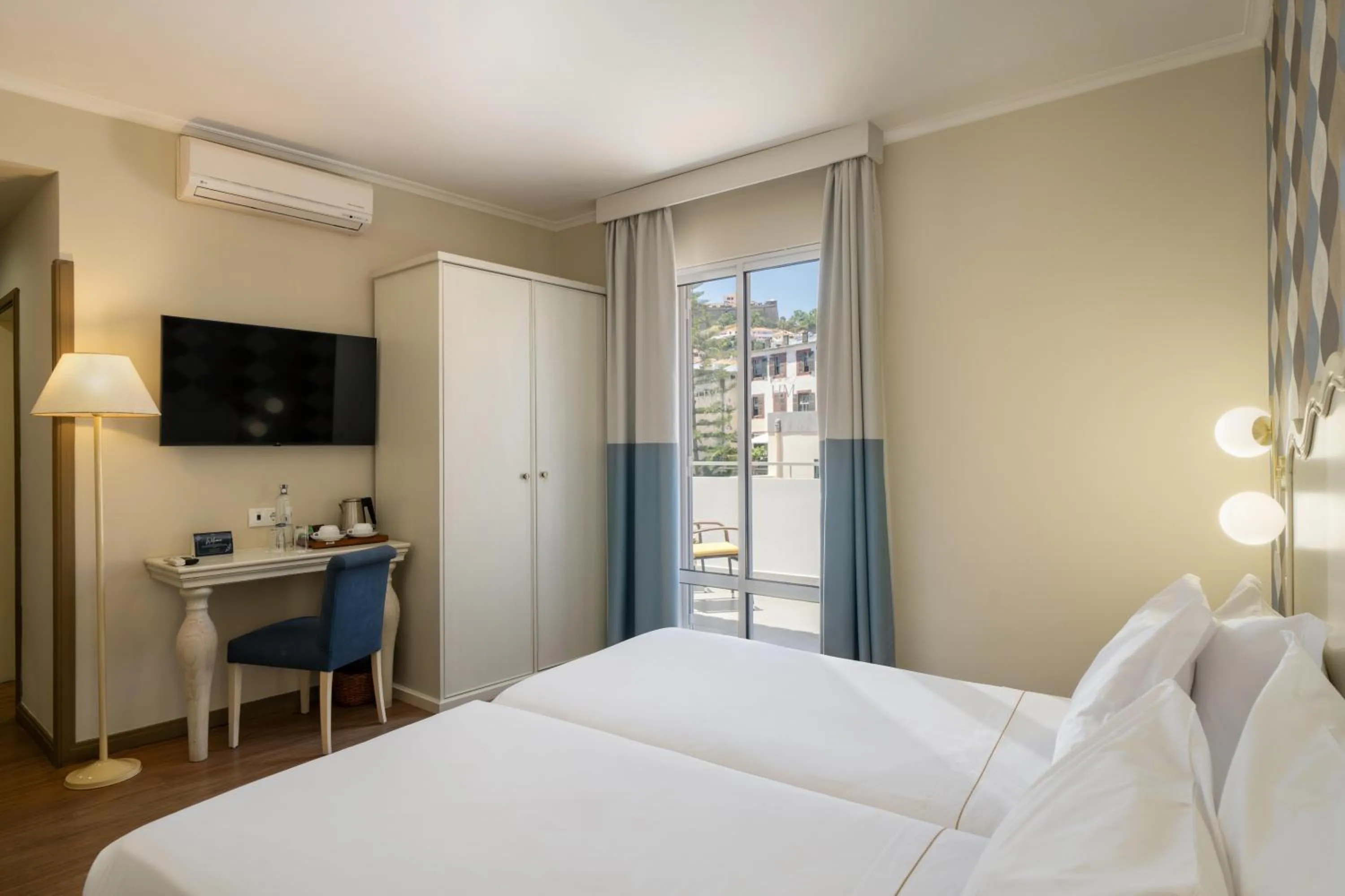 Photo of the whole room, Bed in Hotel Madeira