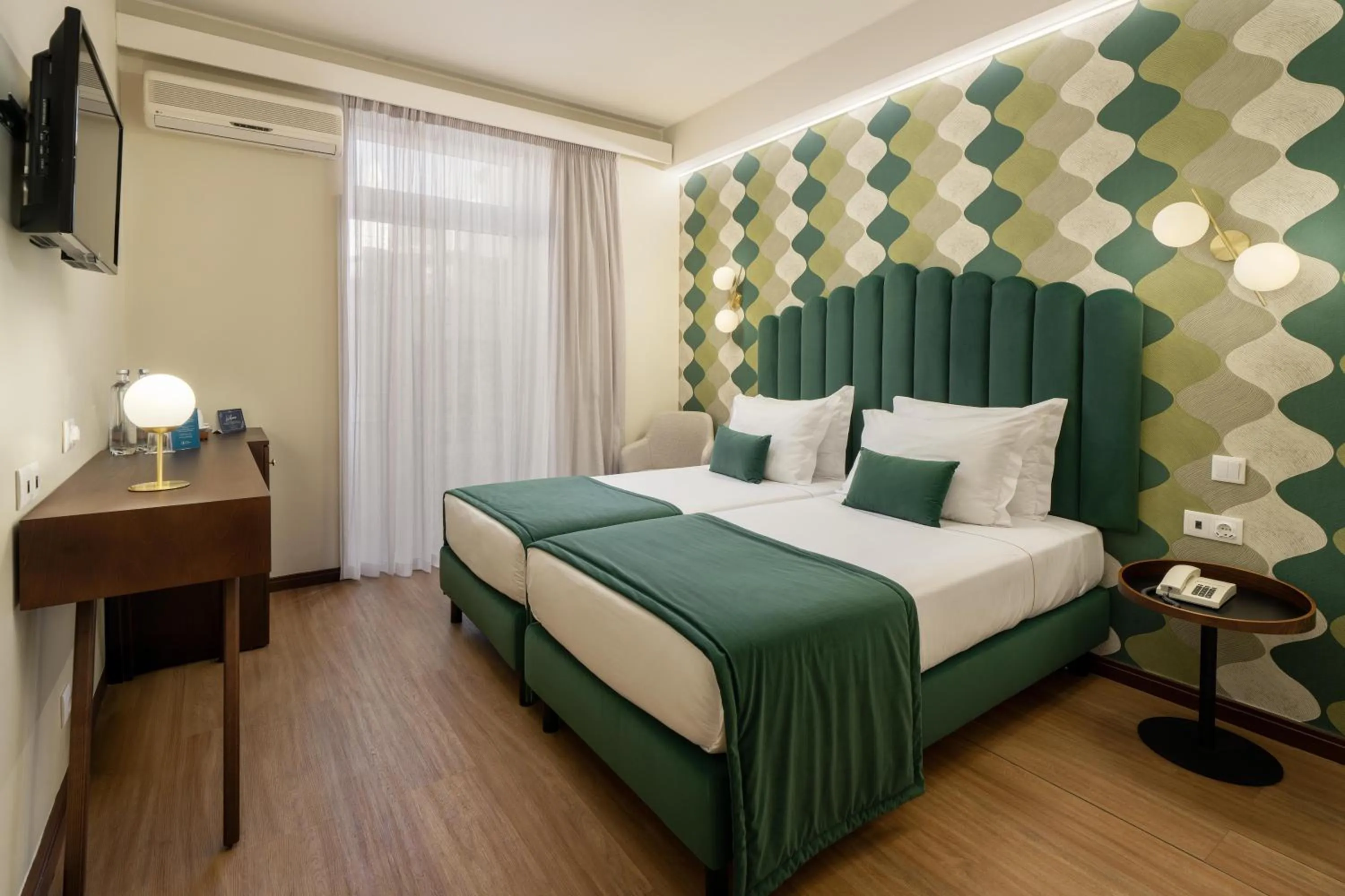 Photo of the whole room, Bed in Hotel Madeira