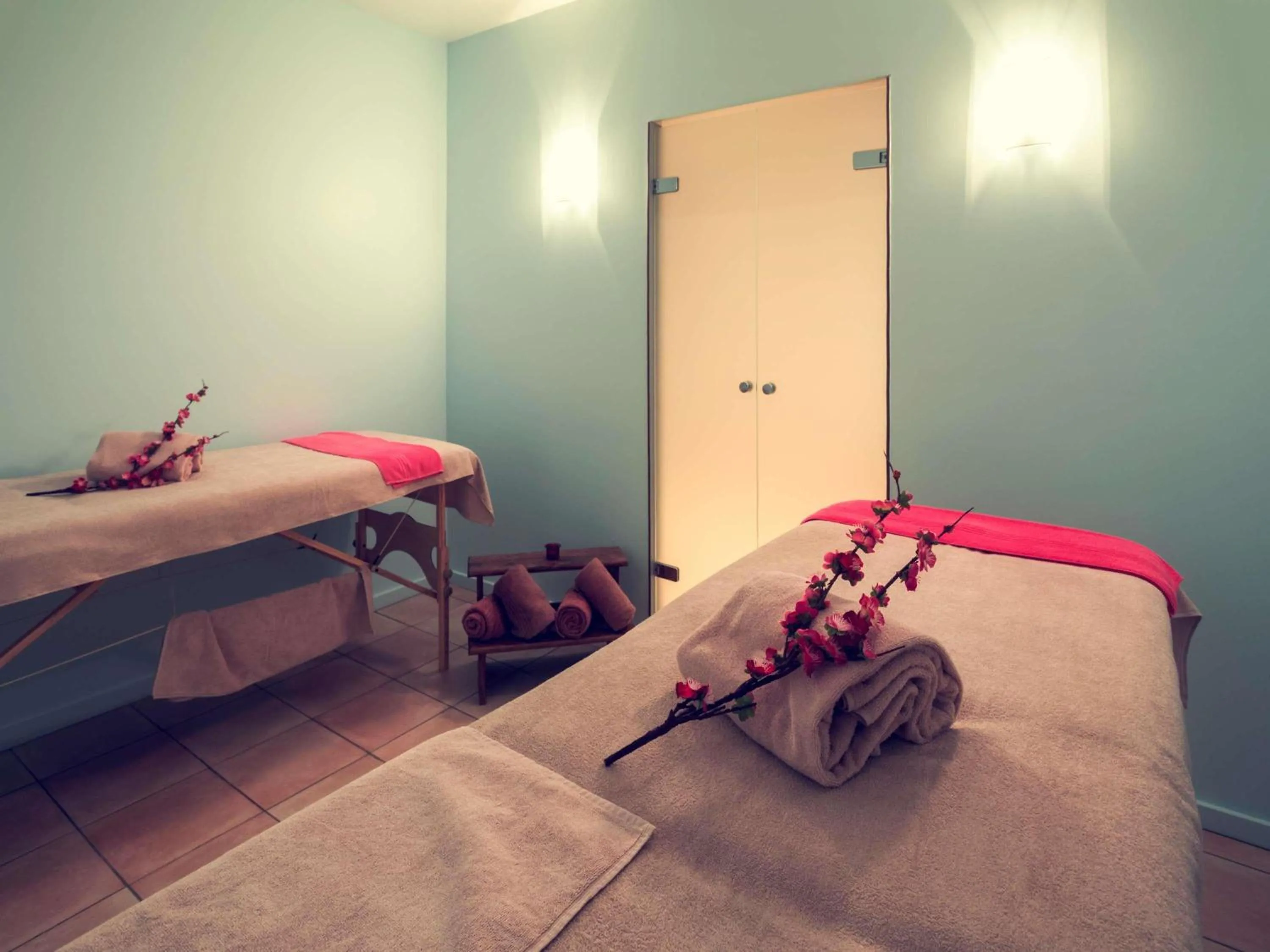 Property building, Bed in Hôtel Mercure Saint-Nectaire Spa & Bien-être