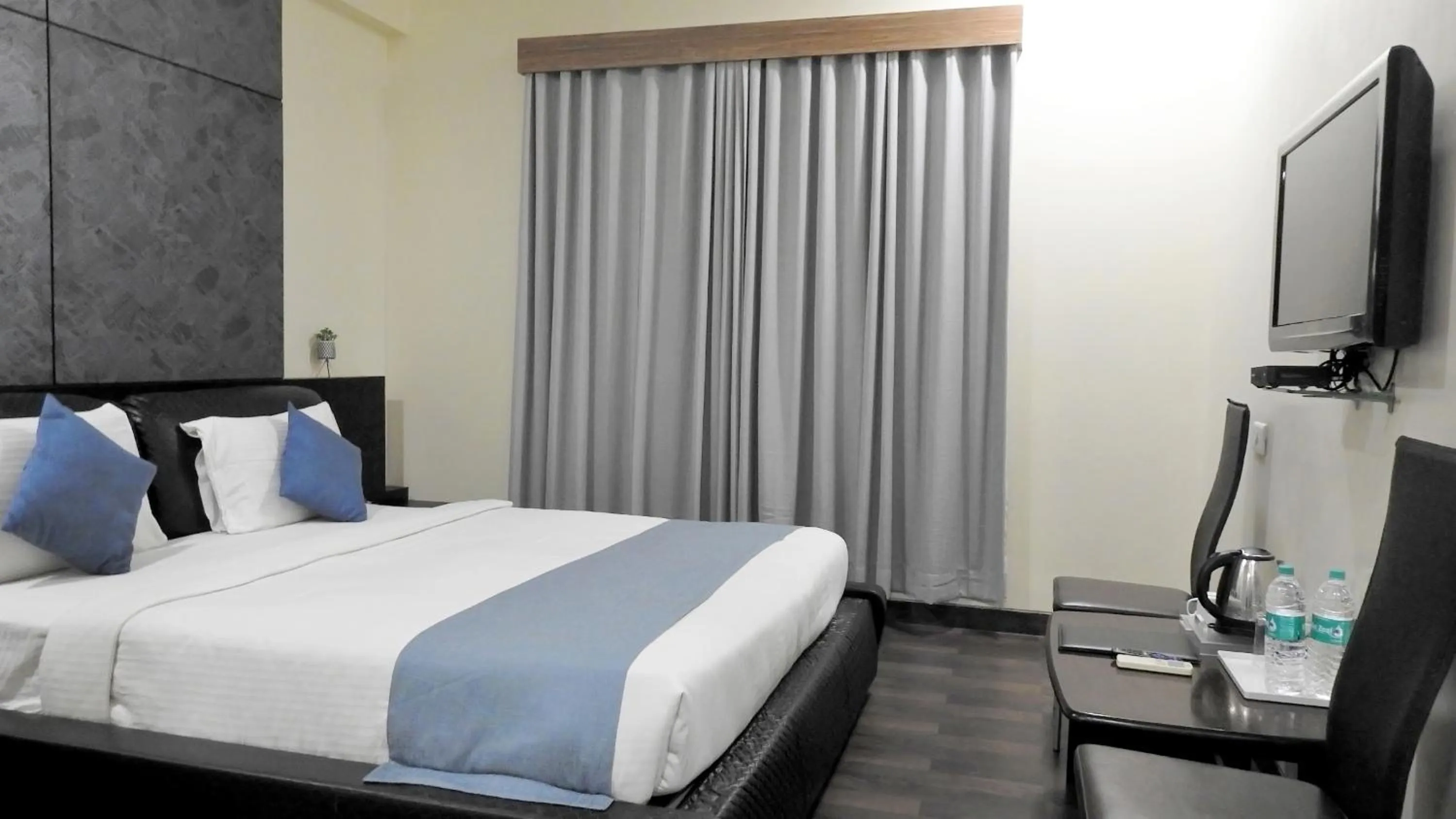 Bed in Hotel Sai Miracle