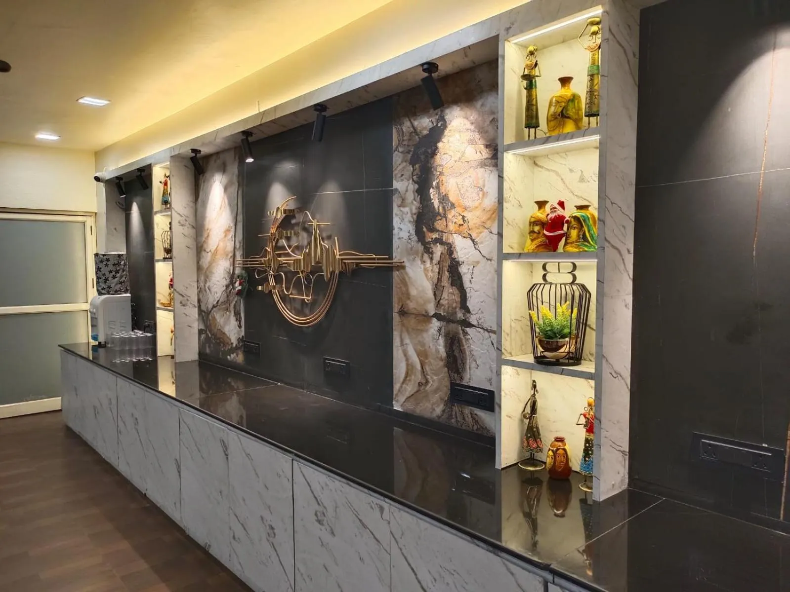 Restaurant/places to eat in Hotel Sai Miracle