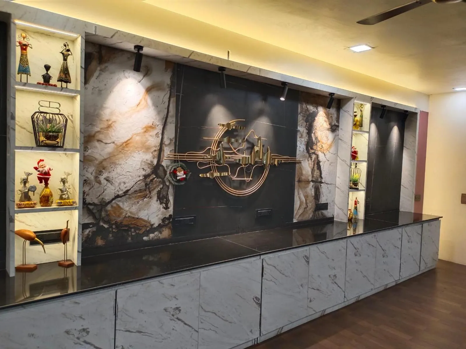 Restaurant/places to eat in Hotel Sai Miracle